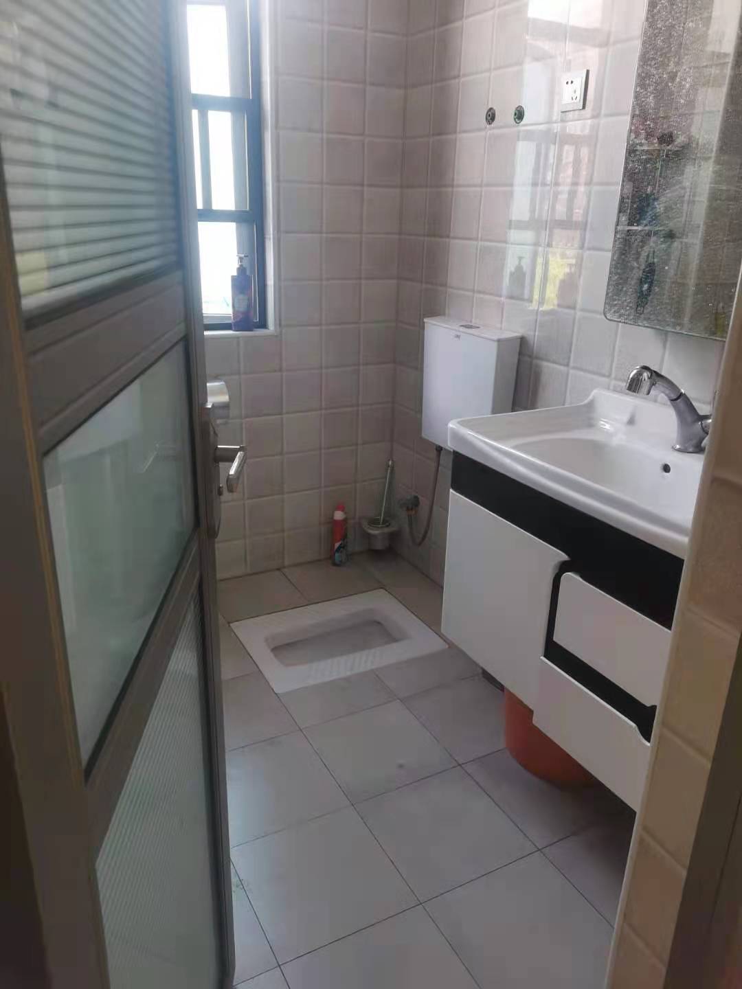 南苑上和二期 3室1厅1卫 120.0万 南苑上和二期 3室1厅1卫 120.0万卫生间