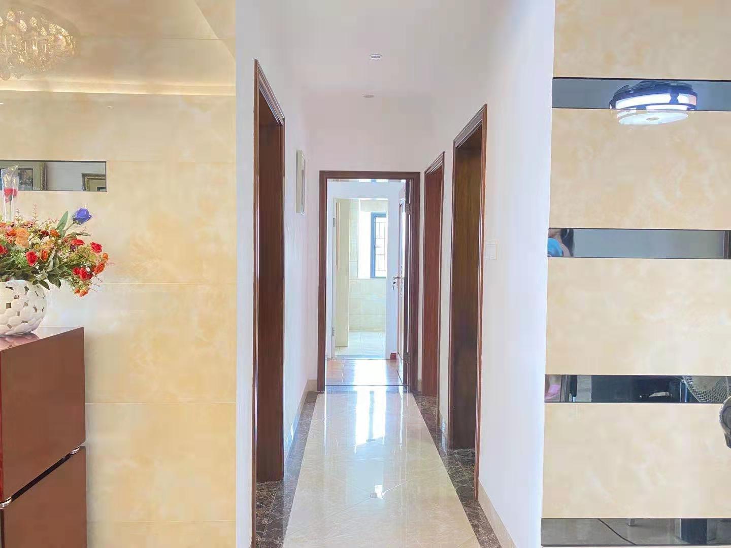 华晨御园 3室2厅2卫 130.0万 华晨御园 3室2厅2卫 130.0万客厅