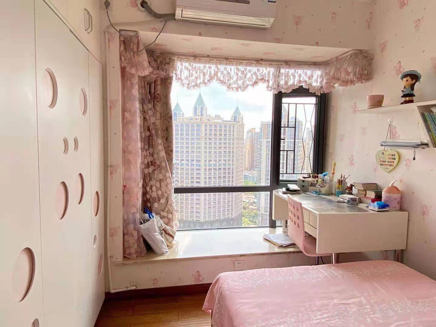 华晨御园 3室2厅2卫 130.0万 华晨御园 3室2厅2卫 130.0万客厅