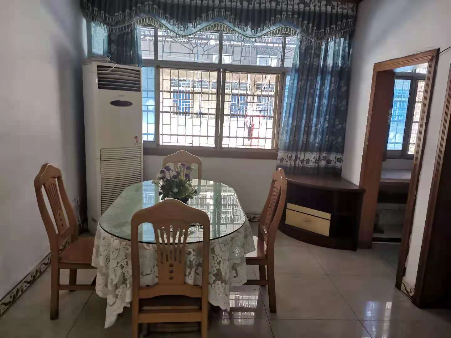 西湖一村社区南区  3室2厅2卫    1400.0元/月 西湖一村社区南区  3室2厅2卫    1400.0元/月户型图