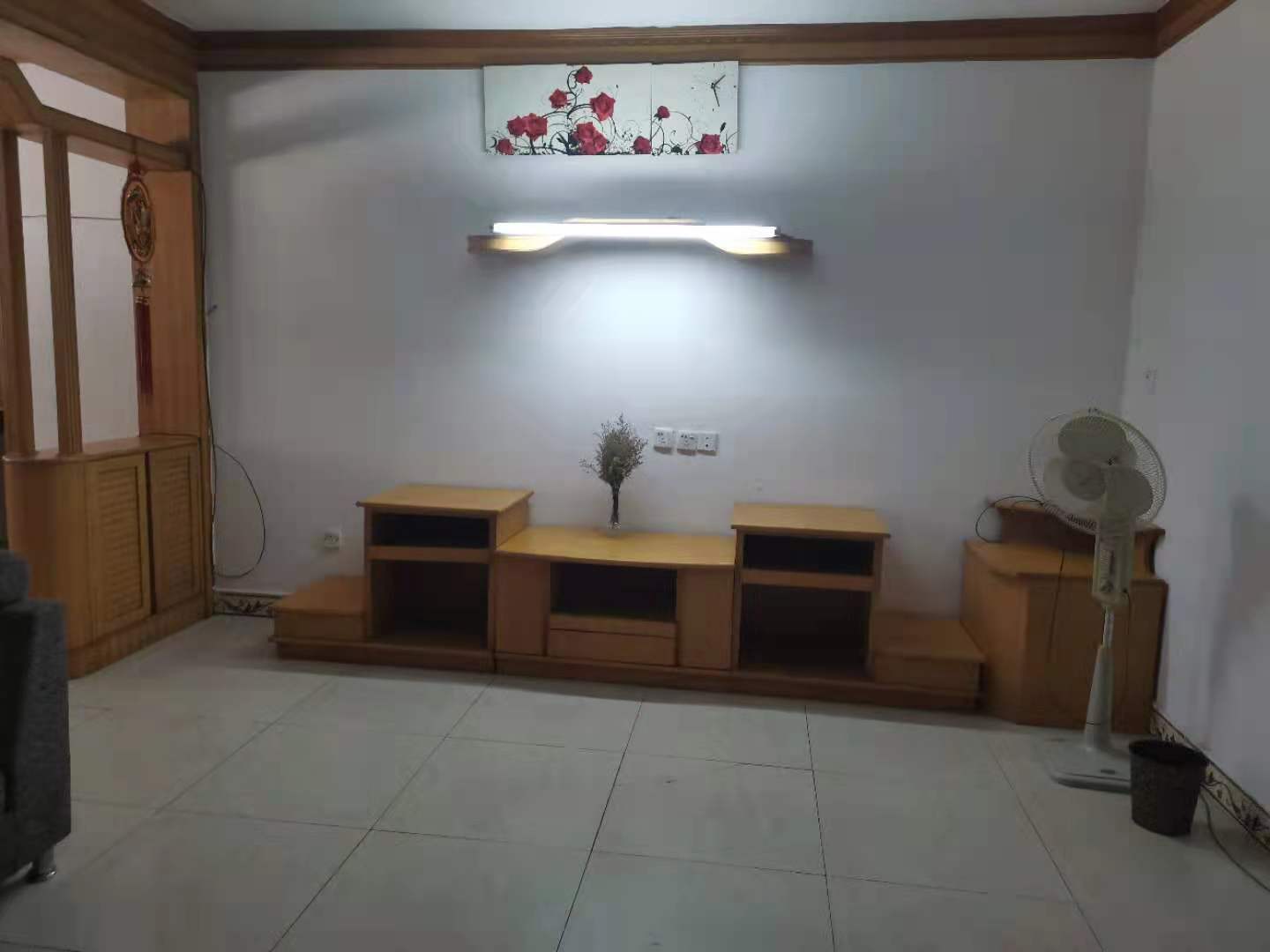 西湖一村社区南区  3室2厅2卫    1400.0元/月 西湖一村社区南区  3室2厅2卫    1400.0元/月室内图