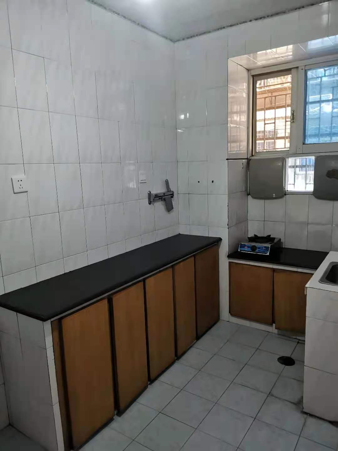 西湖一村社区南区  3室2厅2卫    1400.0元/月 西湖一村社区南区  3室2厅2卫    1400.0元/月室内图