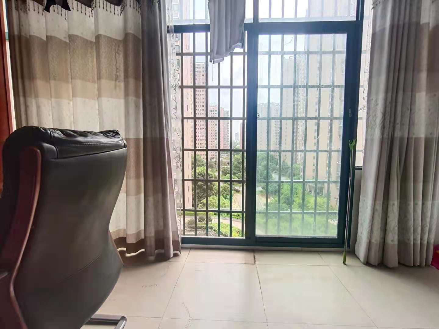 冠都现代城(冠都幸福彼岸) 3室2厅2卫 2400.0元/月 冠都现代城(冠都幸福彼岸) 3室2厅2卫 2400.0元/月室内图