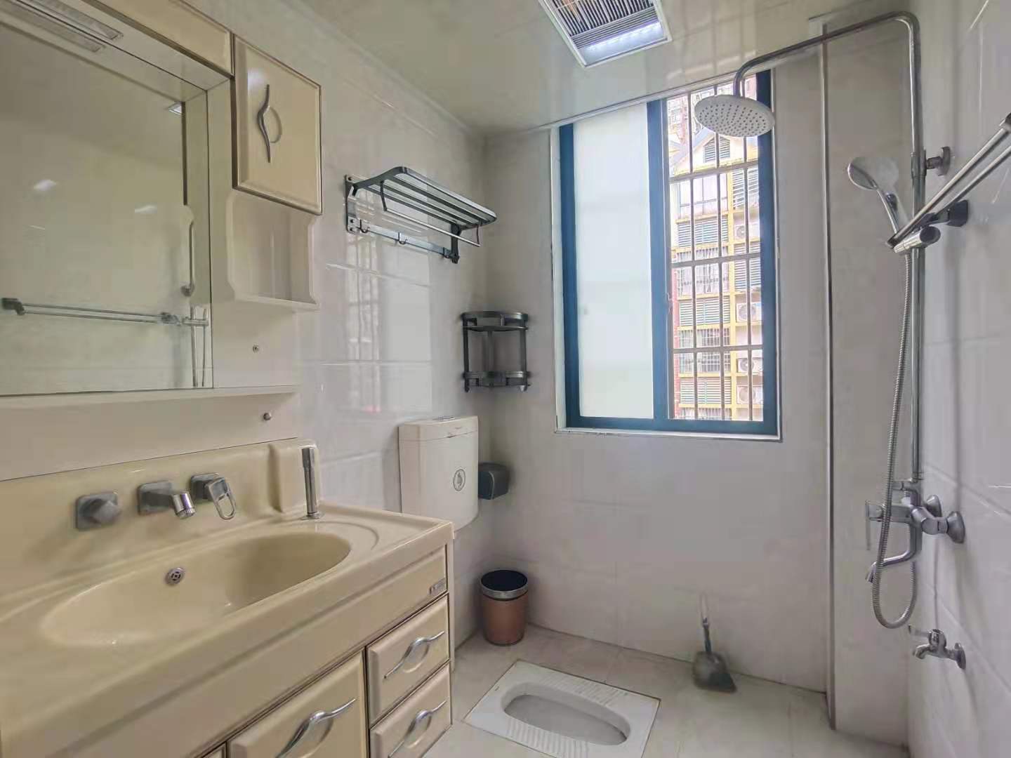 亚华名都  3室2厅2卫    1700.0元/月 亚华名都  3室2厅2卫    1700.0元/月室内图