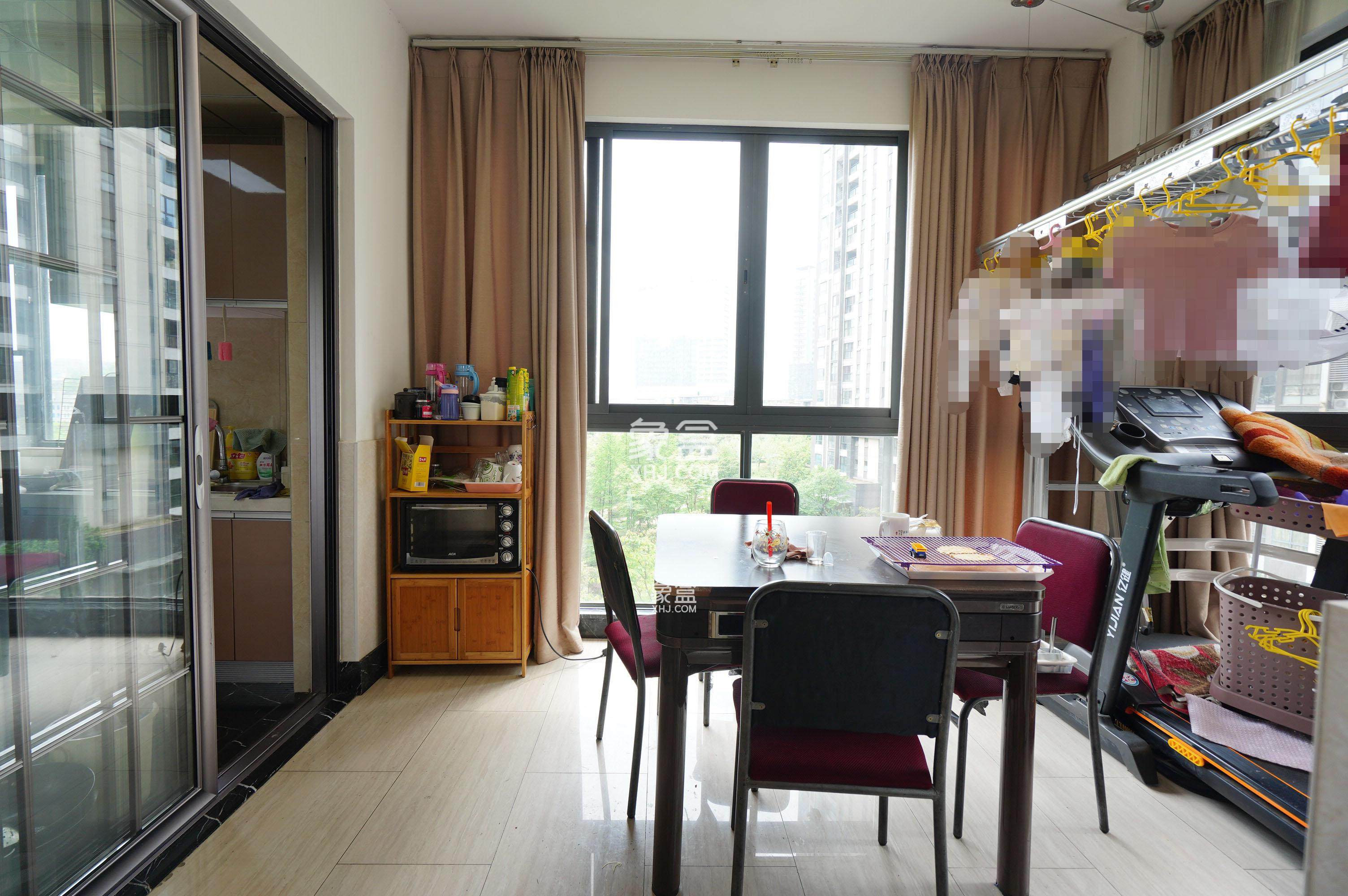 美的城一期 5室2厅2卫 160.0万 美的城一期 5室2厅2卫 160.0万客厅