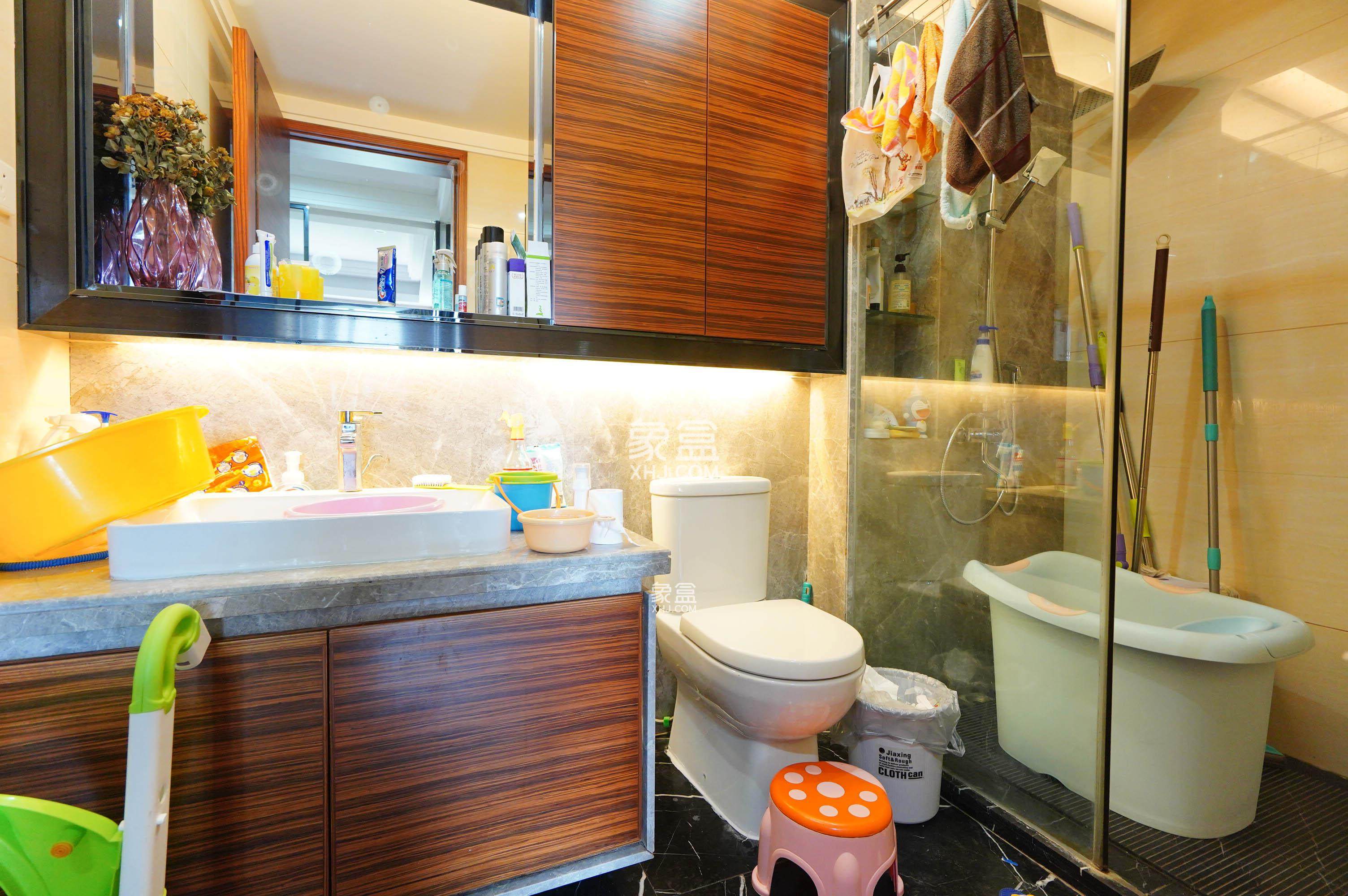 美的城一期 5室2厅2卫 160.0万 美的城一期 5室2厅2卫 160.0万客厅