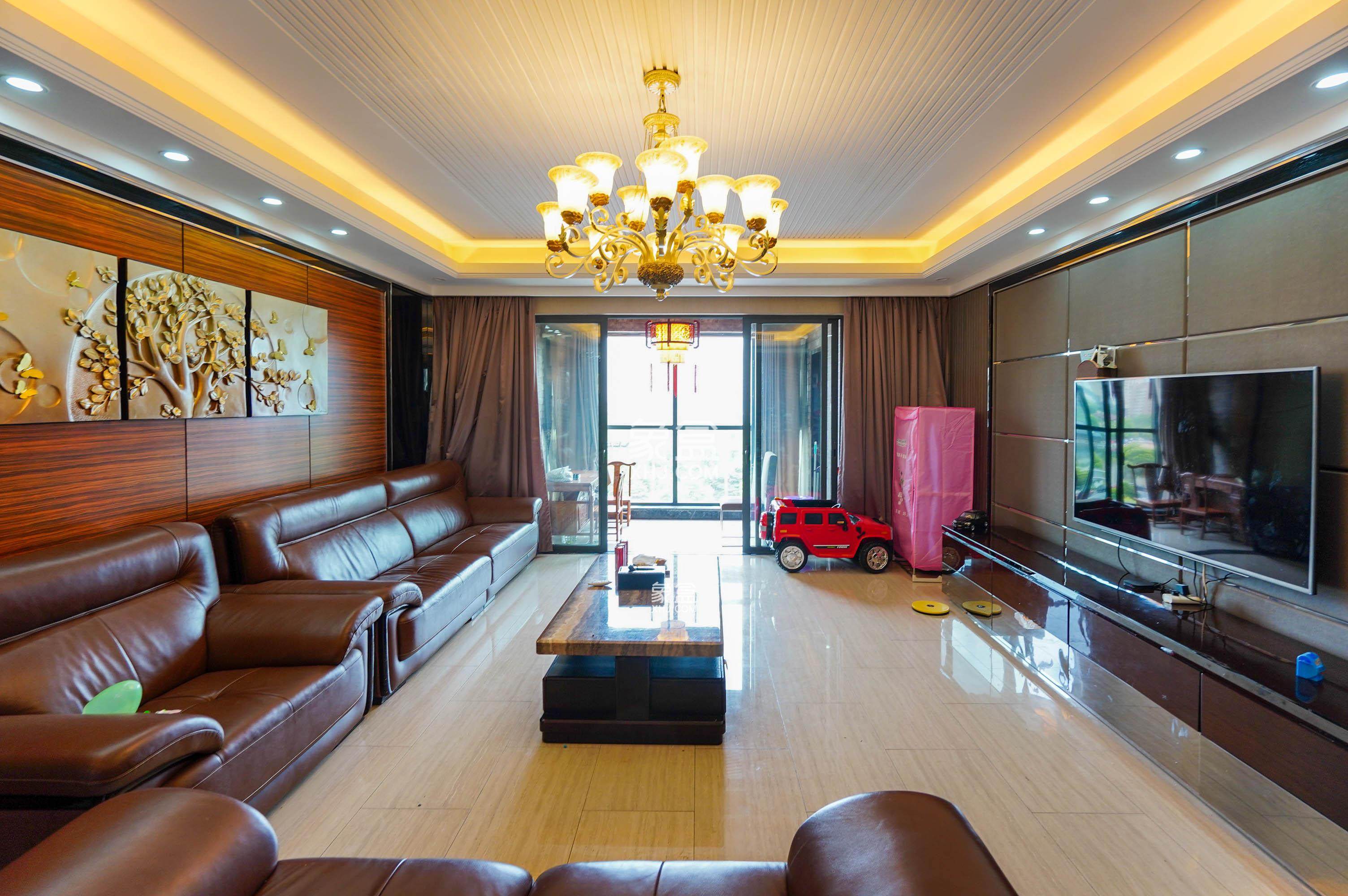 美的城一期 5室2厅2卫 160.0万 美的城一期 5室2厅2卫 160.0万客厅