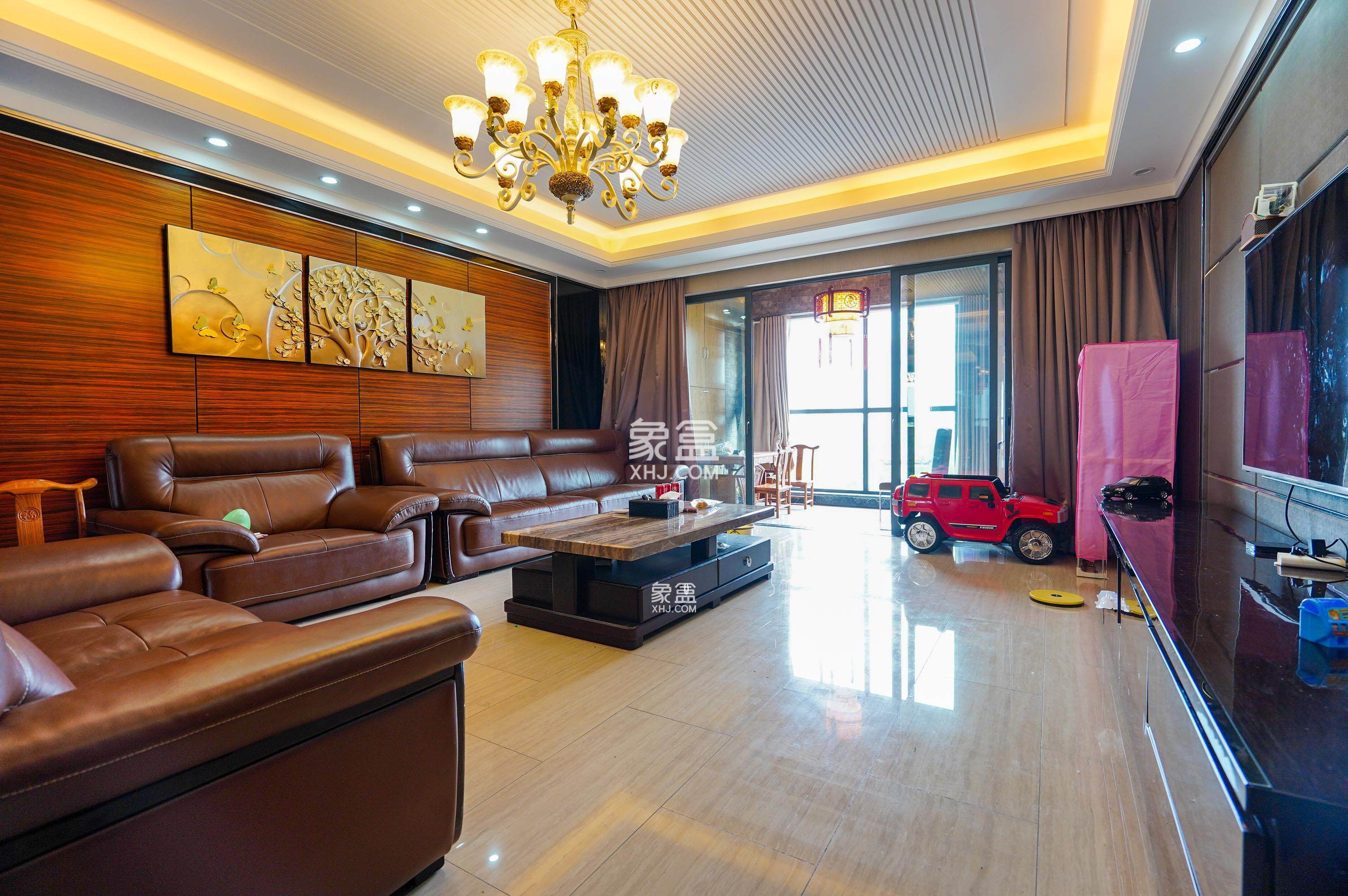 美的城一期 5室2厅2卫 160.0万 美的城一期 5室2厅2卫 160.0万客厅