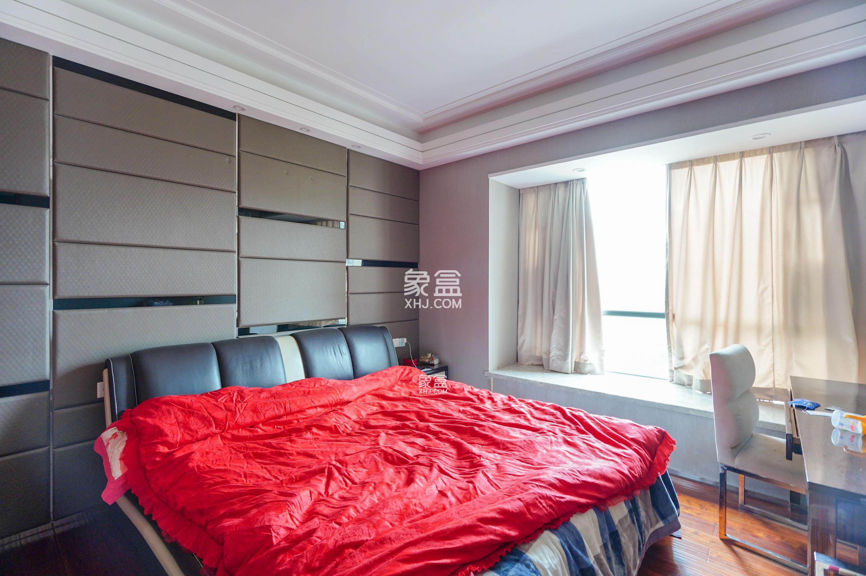 美的城一期 5室2厅2卫 160.0万 美的城一期 5室2厅2卫 160.0万客厅