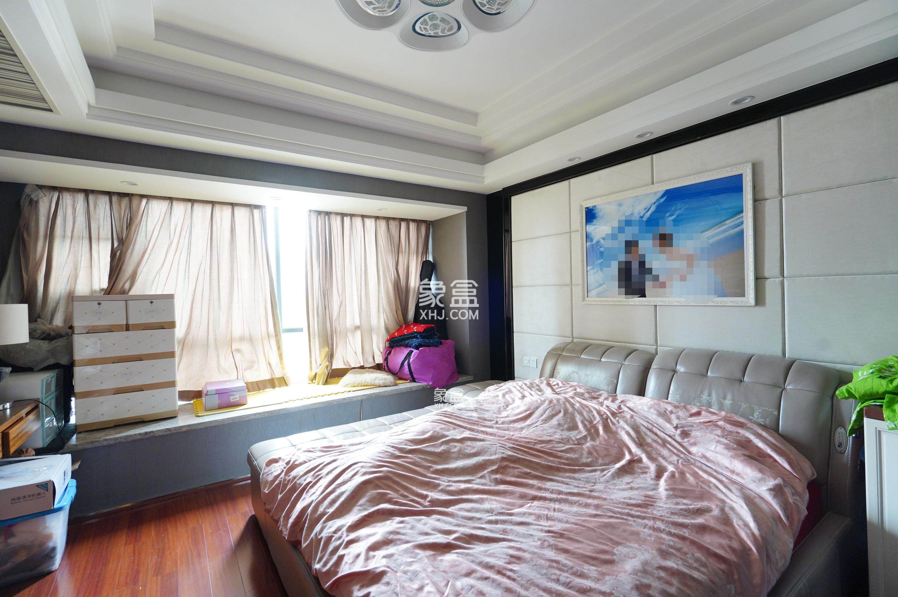 美的城一期 5室2厅2卫 160.0万 美的城一期 5室2厅2卫 160.0万客厅