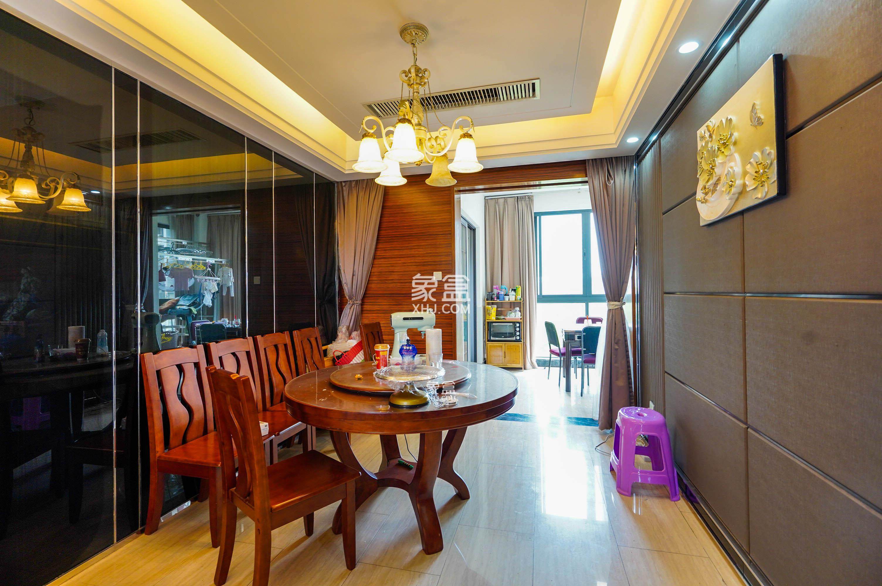 美的城一期 5室2厅2卫 160.0万 美的城一期 5室2厅2卫 160.0万客厅