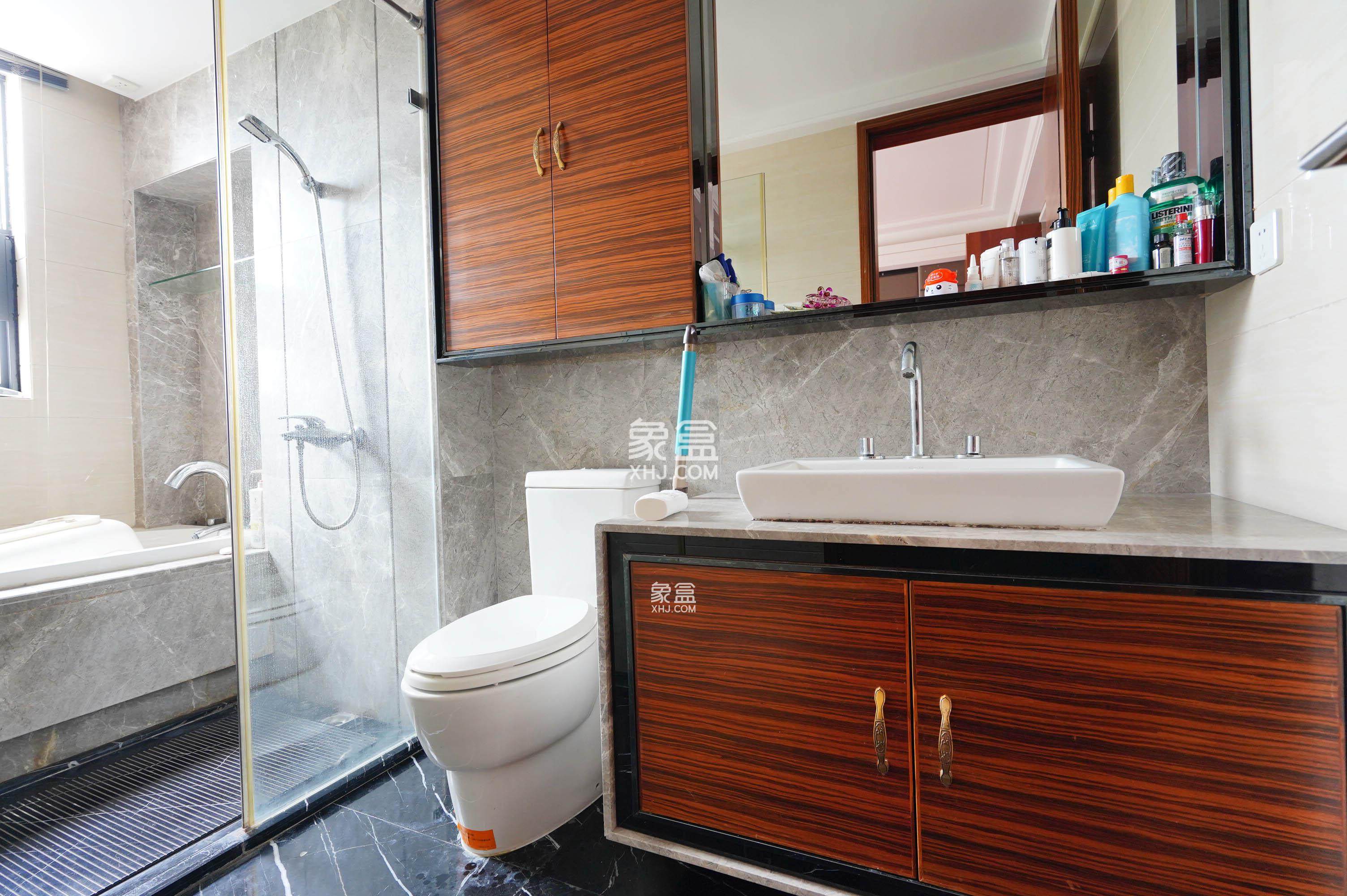 美的城一期 5室2厅2卫 160.0万 美的城一期 5室2厅2卫 160.0万客厅