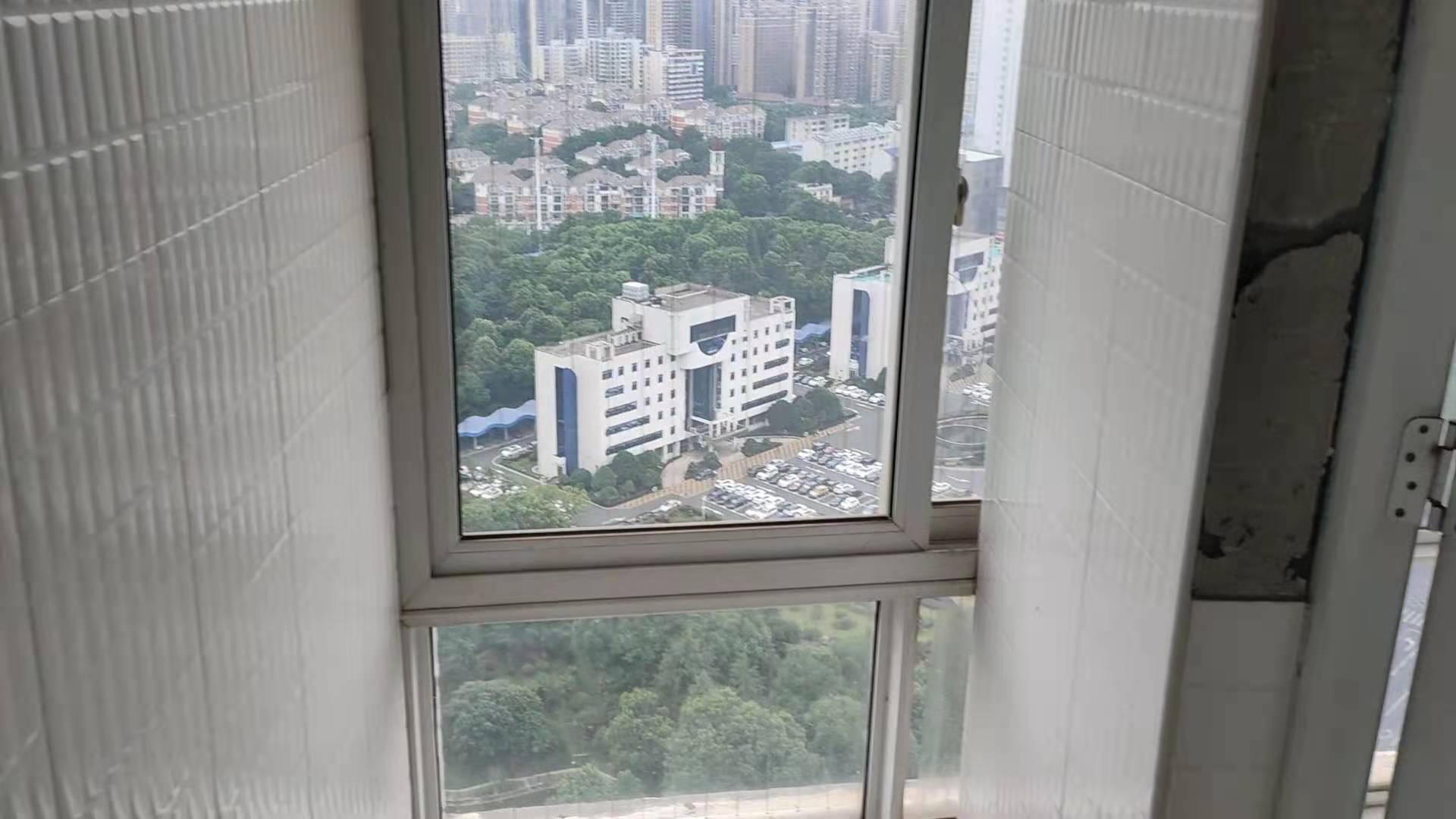 楚天家园  4室2厅2卫   4000.00元/月室内图
