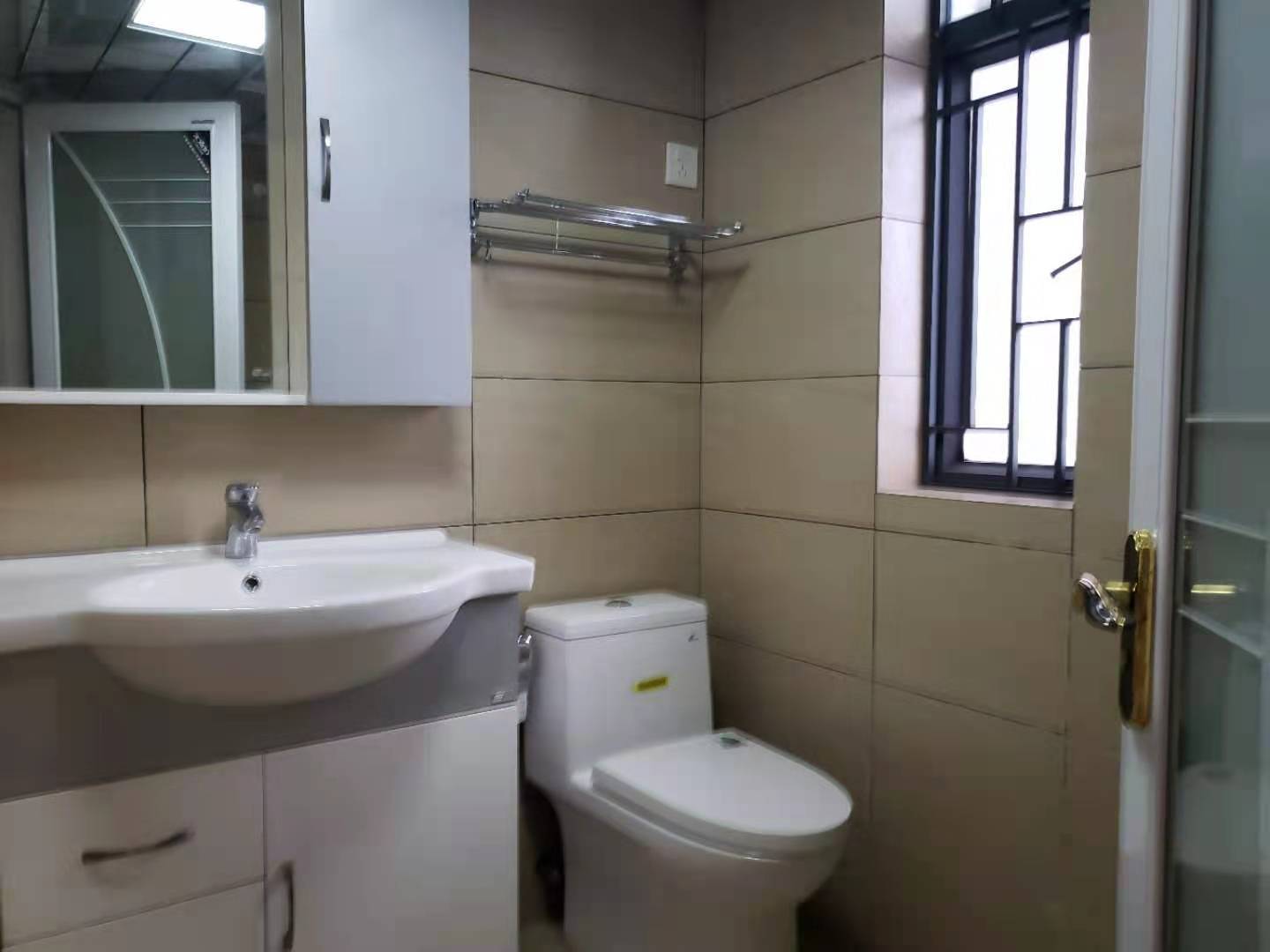 衡府  4室2厅2卫   145.00万卫生间