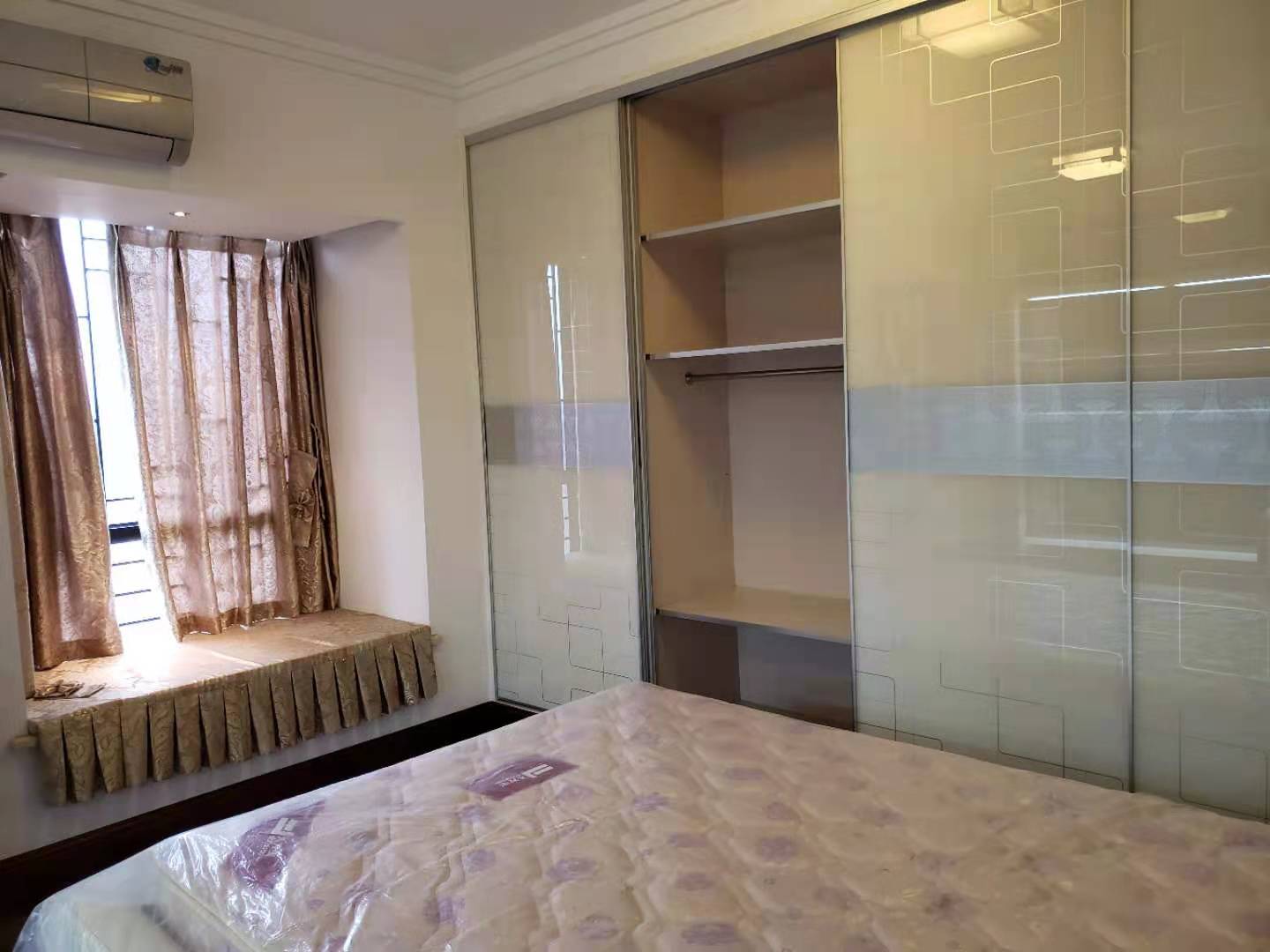 衡府  4室2厅2卫   145.00万卧室
