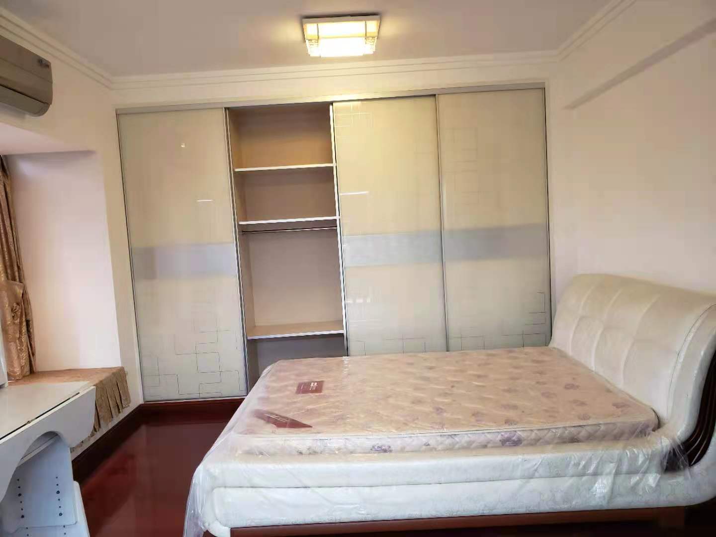 衡府  4室2厅2卫   145.00万卧室
