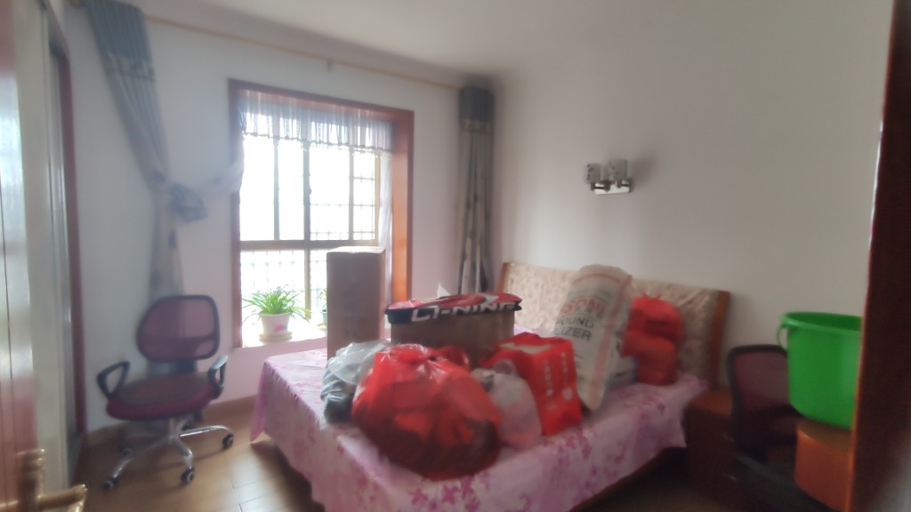 城南壹号 4室2厅2卫 115.0万 城南壹号 4室2厅2卫 115.0万卧室