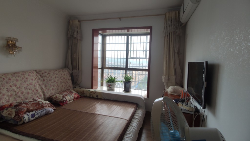 城南壹号 4室2厅2卫 115.0万 城南壹号 4室2厅2卫 115.0万客厅