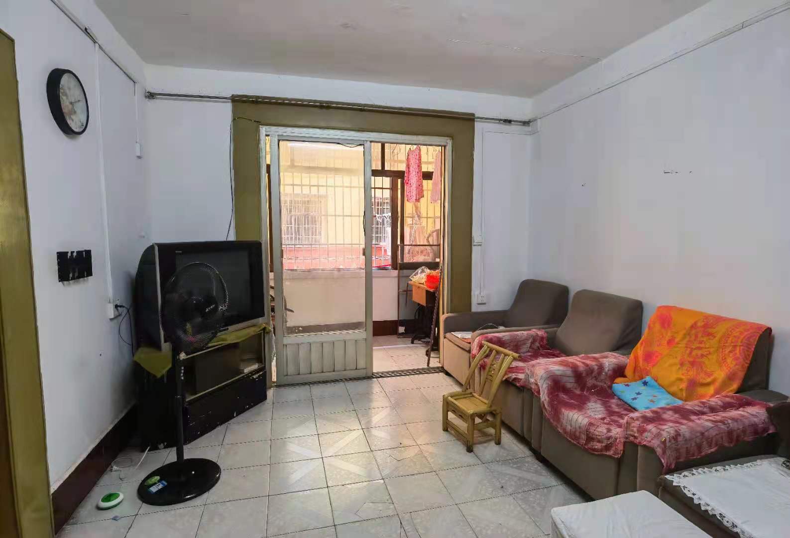 金花苑小区 3室2厅1卫 44.0万 金花苑小区 3室2厅1卫 44.0万客厅