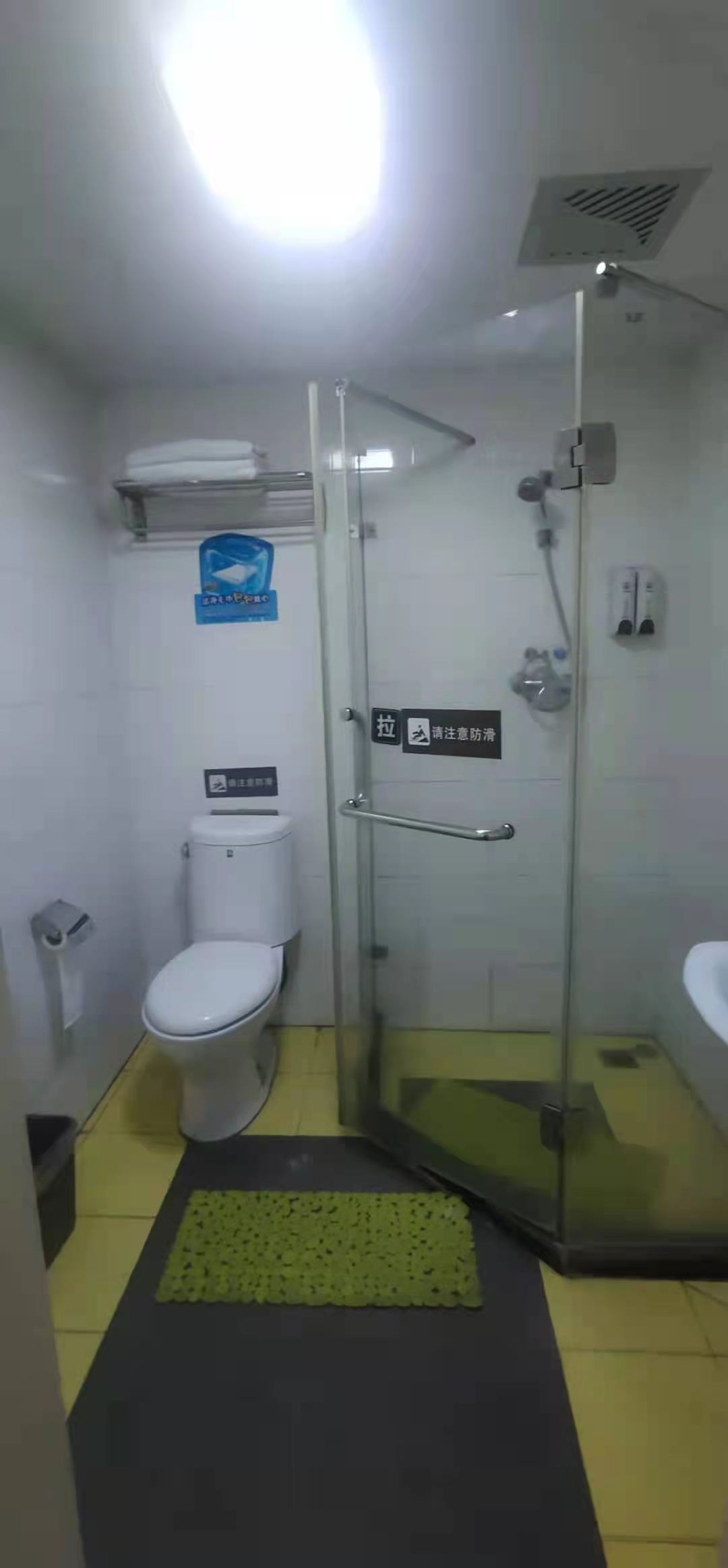 裕丰广场三区 1室1厅1卫 800.00元/月 裕丰广场三区 1室1厅1卫 800.00元/月室内图