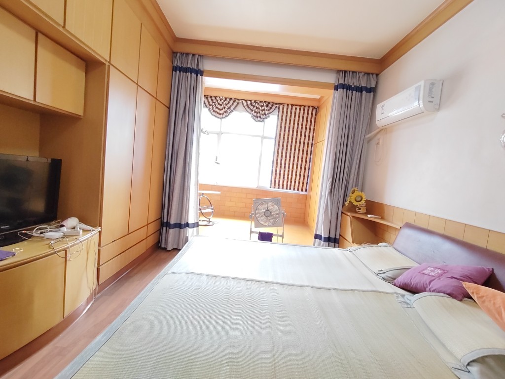 国税二村  4室2厅2卫   76.80万客厅