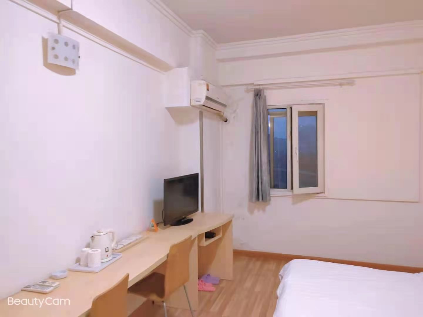 裕丰广场三区 1室1厅1卫 800.00元/月 裕丰广场三区 1室1厅1卫 800.00元/月室内图