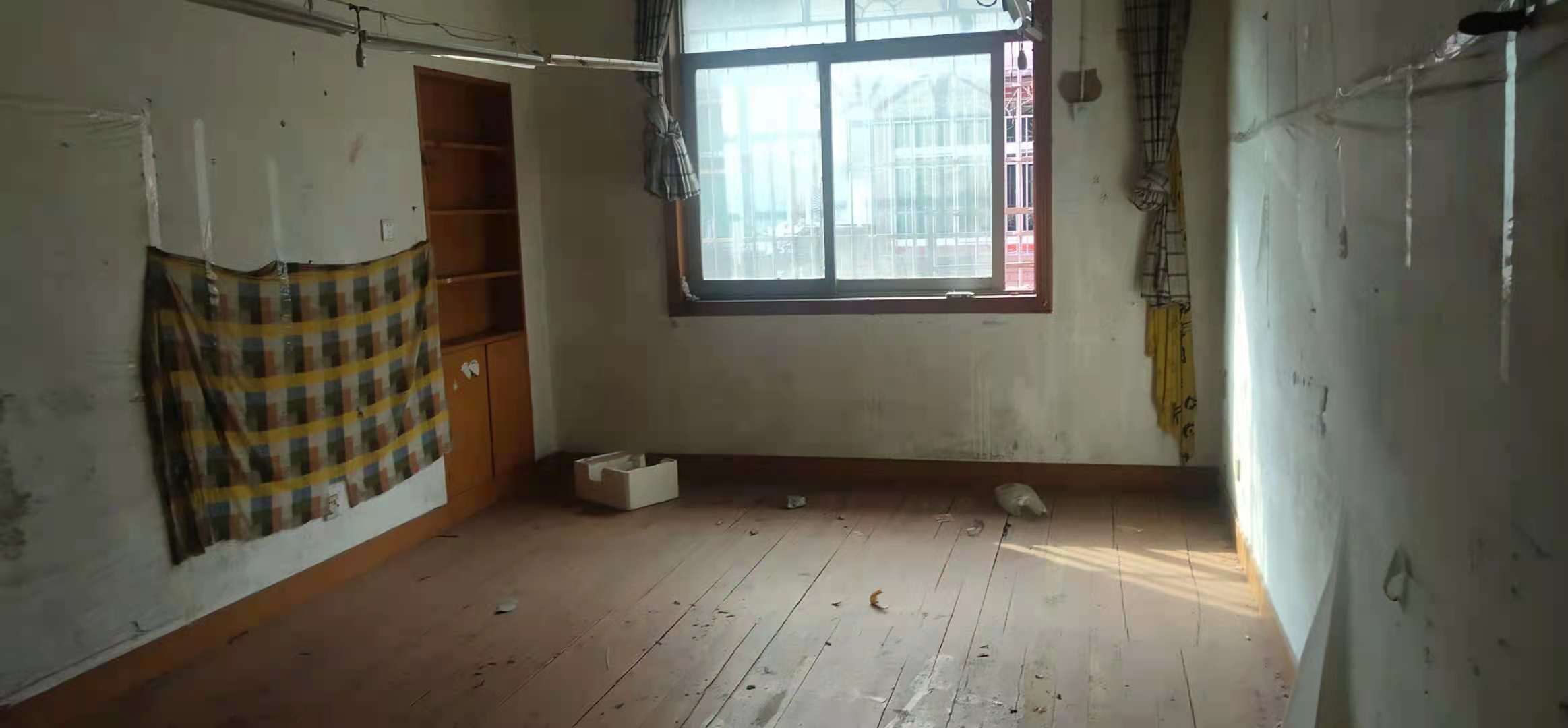 裕丰广场一区 4室1厅1卫 1800.0元/月 裕丰广场一区 4室1厅1卫 1800.0元/月室内图