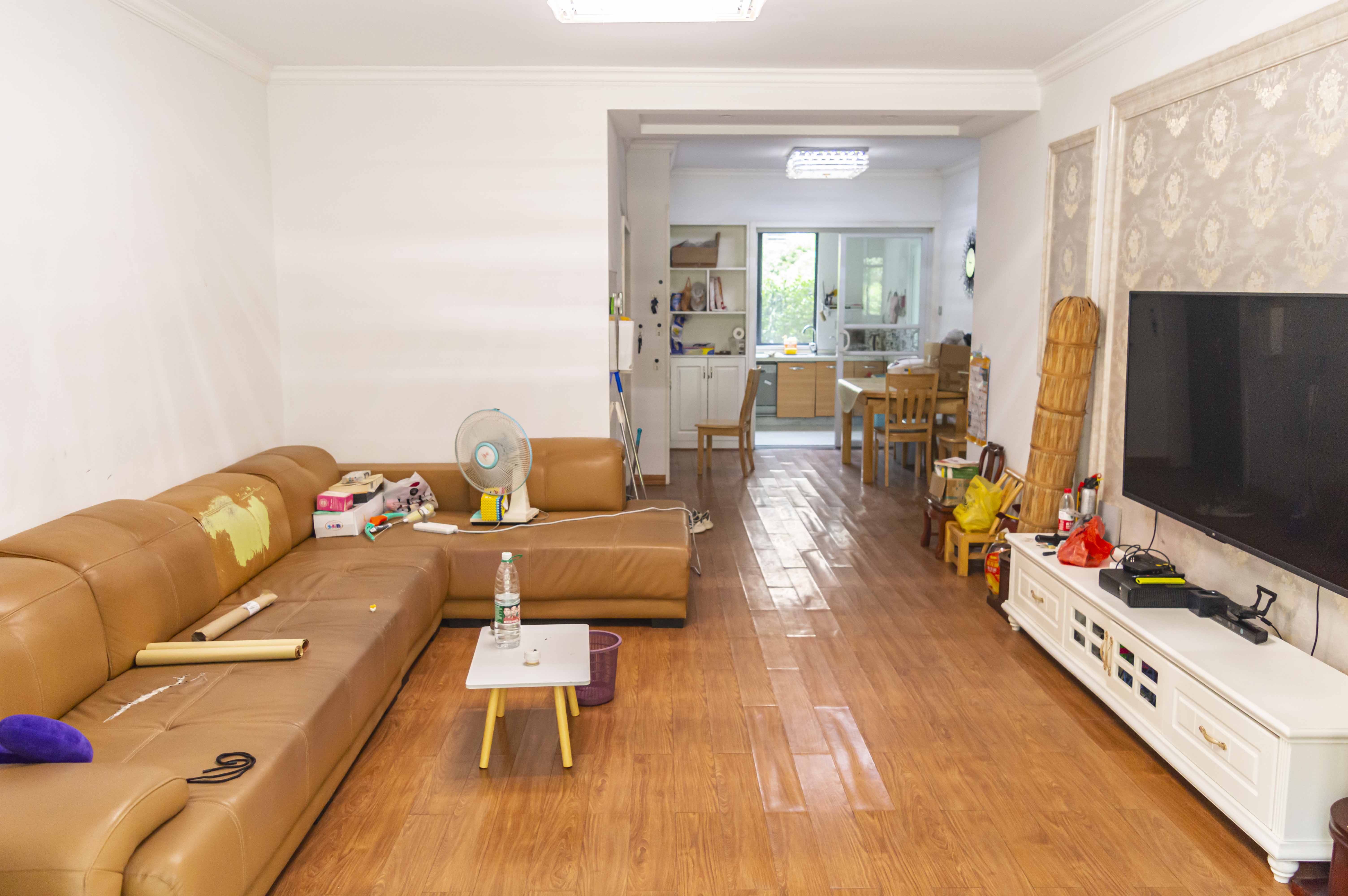 滨江花园 3室2厅2卫 80.0万 滨江花园 3室2厅2卫 80.0万客厅