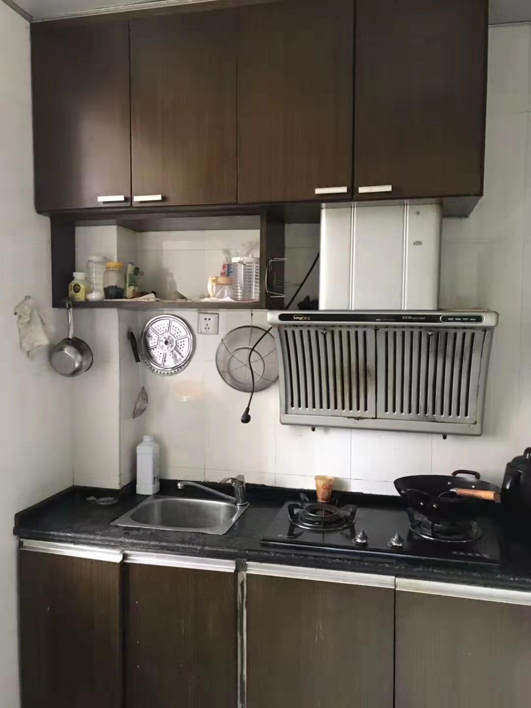 红旗花园  2室2厅1卫    1300.0元/月 红旗花园  2室2厅1卫    1300.0元/月室内图1