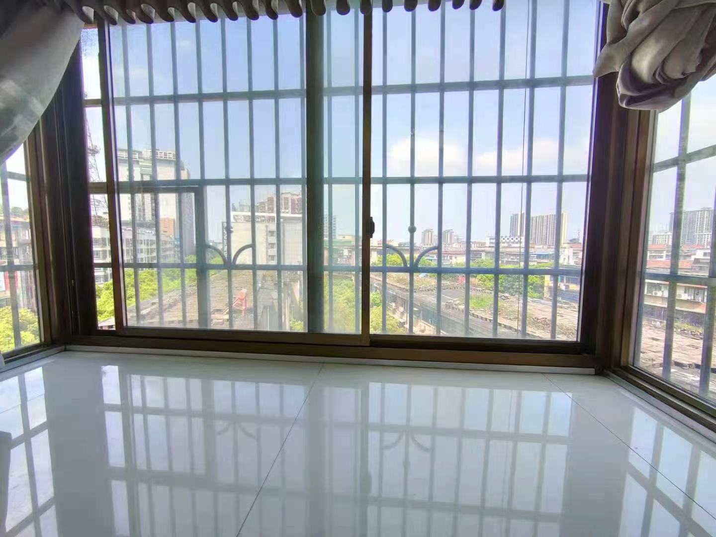 兆丰商厦(通程电器)  1室1厅1卫    1600.0元/月 兆丰商厦(通程电器)  1室1厅1卫    1600.0元/月室内图