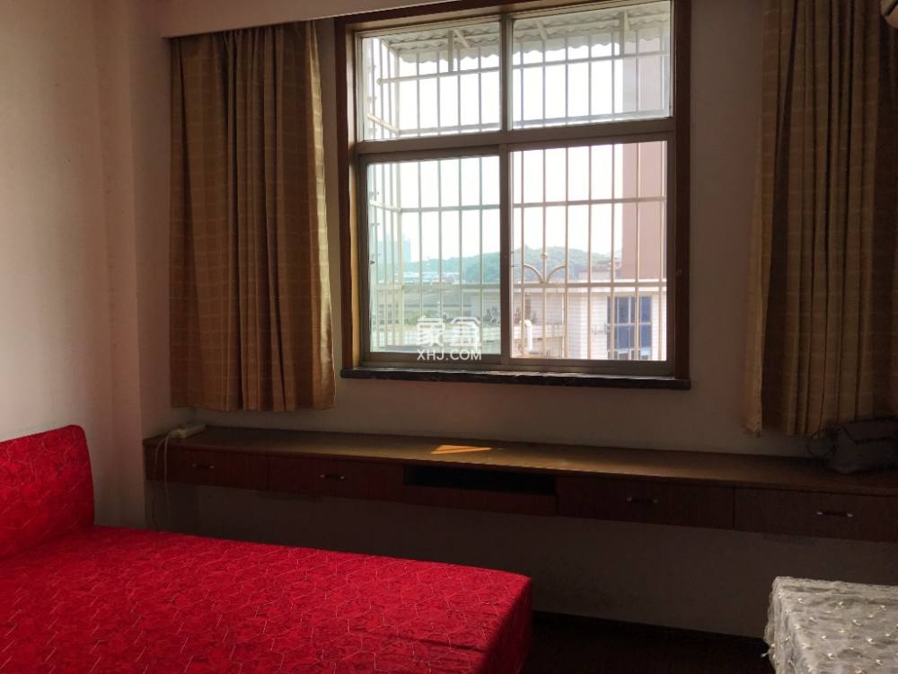 滨水新境界  3室2厅1卫    2000.0元/月