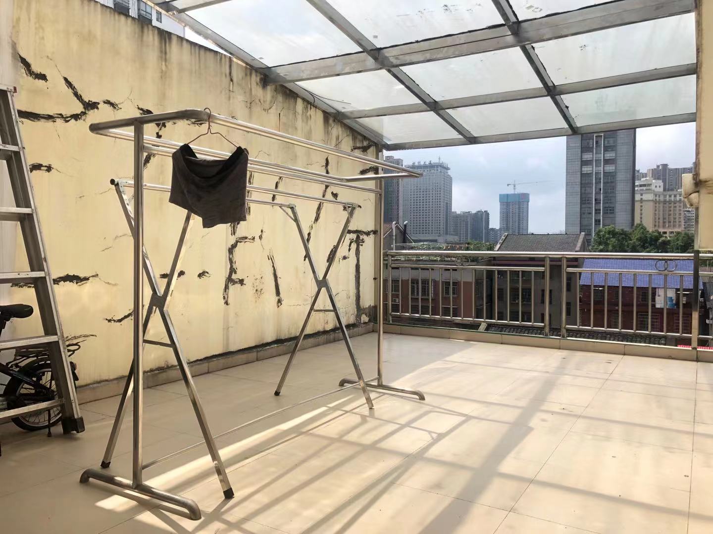 益秀园  3室2厅2卫    89.8万 益秀园  3室2厅2卫    89.8万阳台