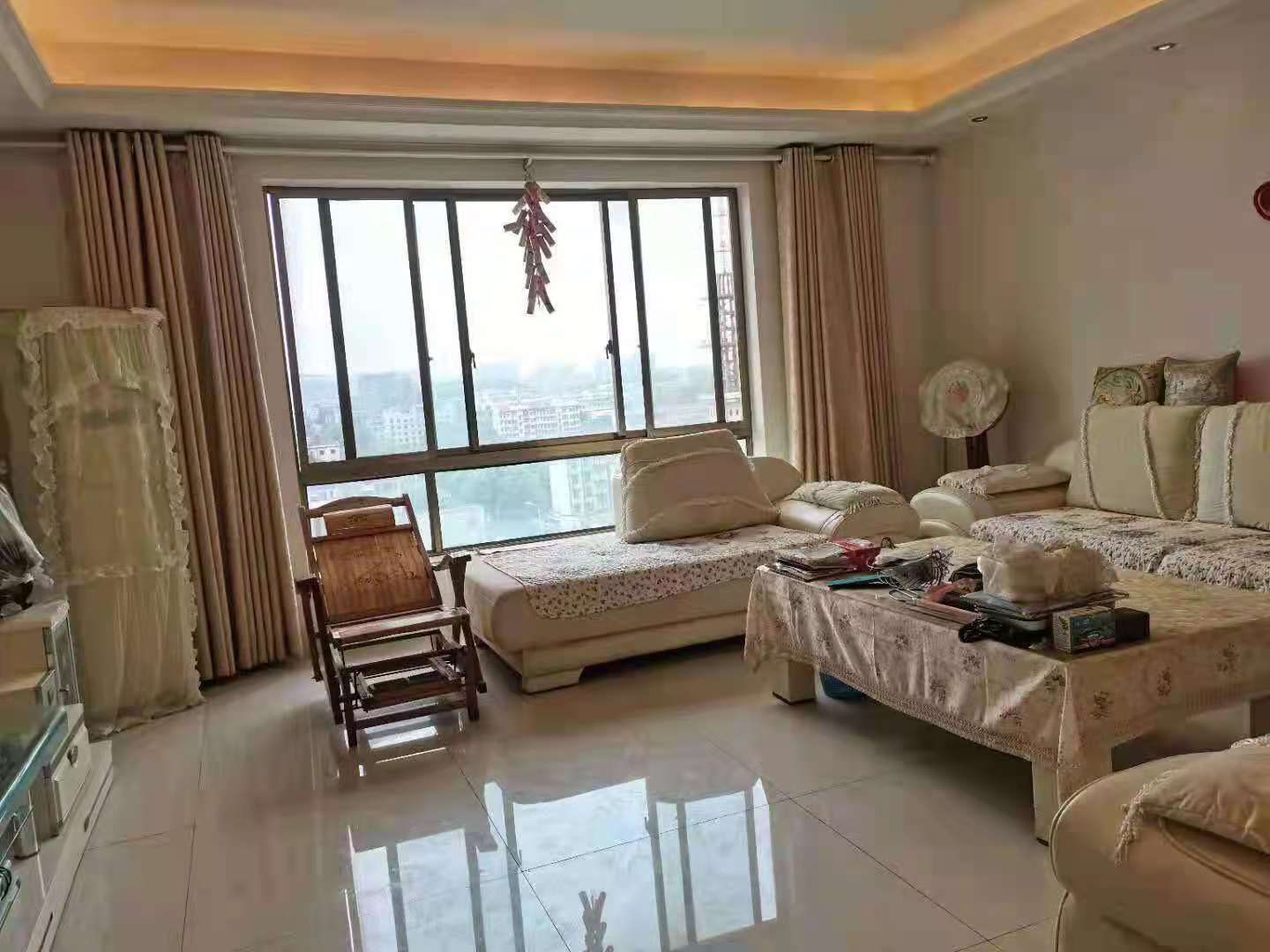 信义园 4室2厅2卫 115.0万 信义园 4室2厅2卫 115.0万客厅