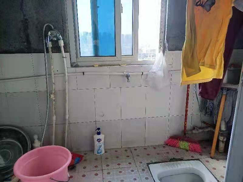 天成银座  1室1厅1卫    18.8万 天成银座  1室1厅1卫    18.8万卫生间