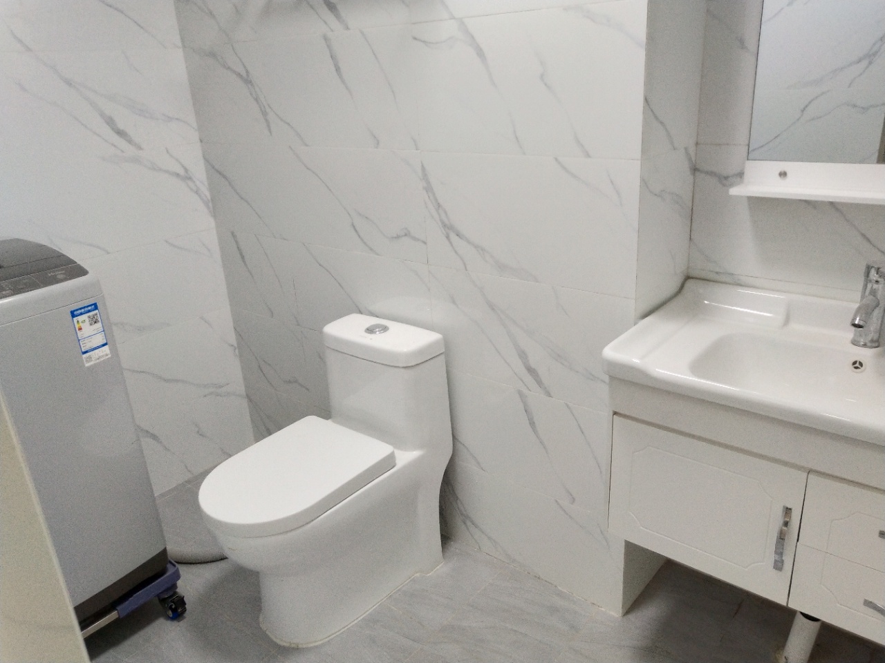 绿地海德公馆  2室2厅2卫    70.0万 绿地海德公馆  2室2厅2卫    70.0万客厅