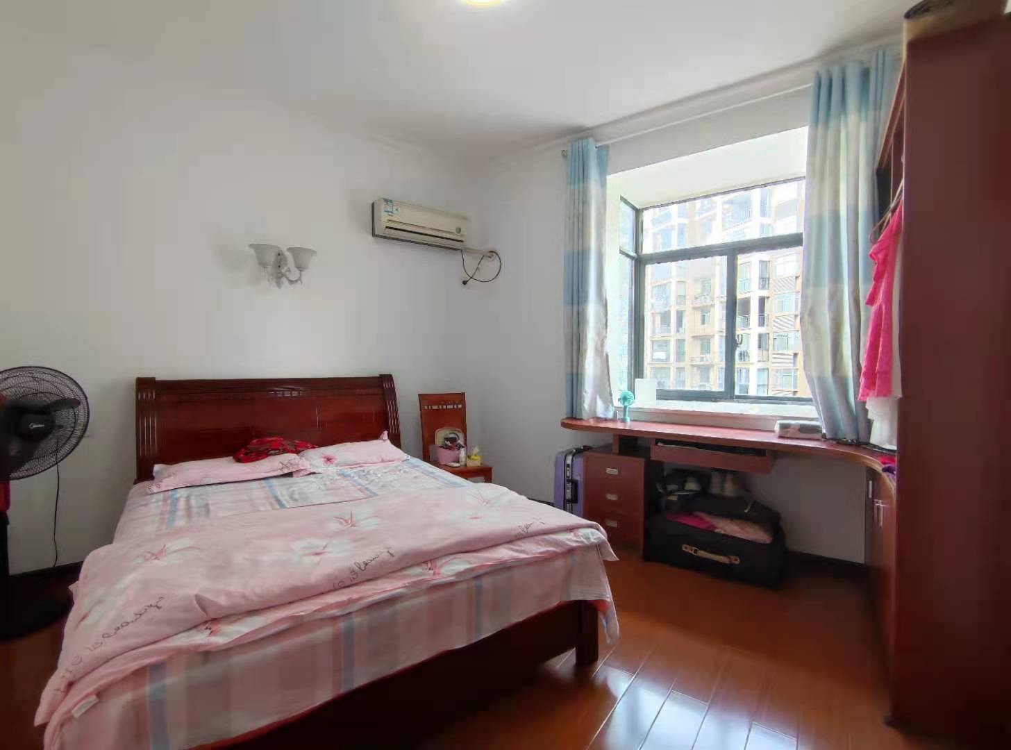 东方新城 3室2厅2卫 82.0万 东方新城 3室2厅2卫 82.0万客厅