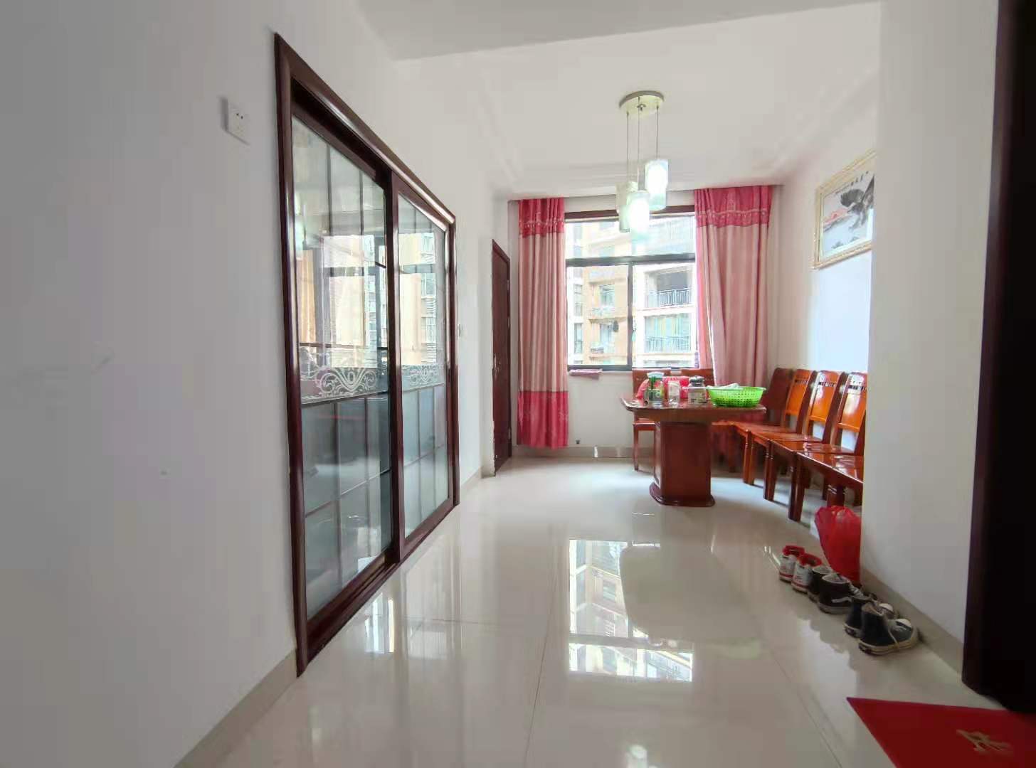 东方新城 3室2厅2卫 82.0万 东方新城 3室2厅2卫 82.0万客厅