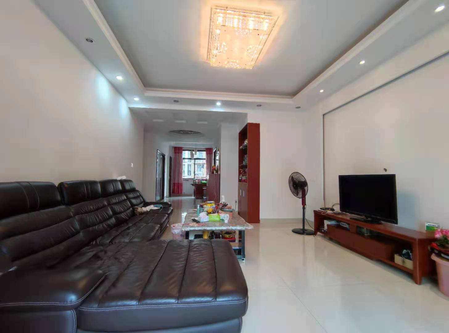 东方新城 3室2厅2卫 82.0万 东方新城 3室2厅2卫 82.0万客厅