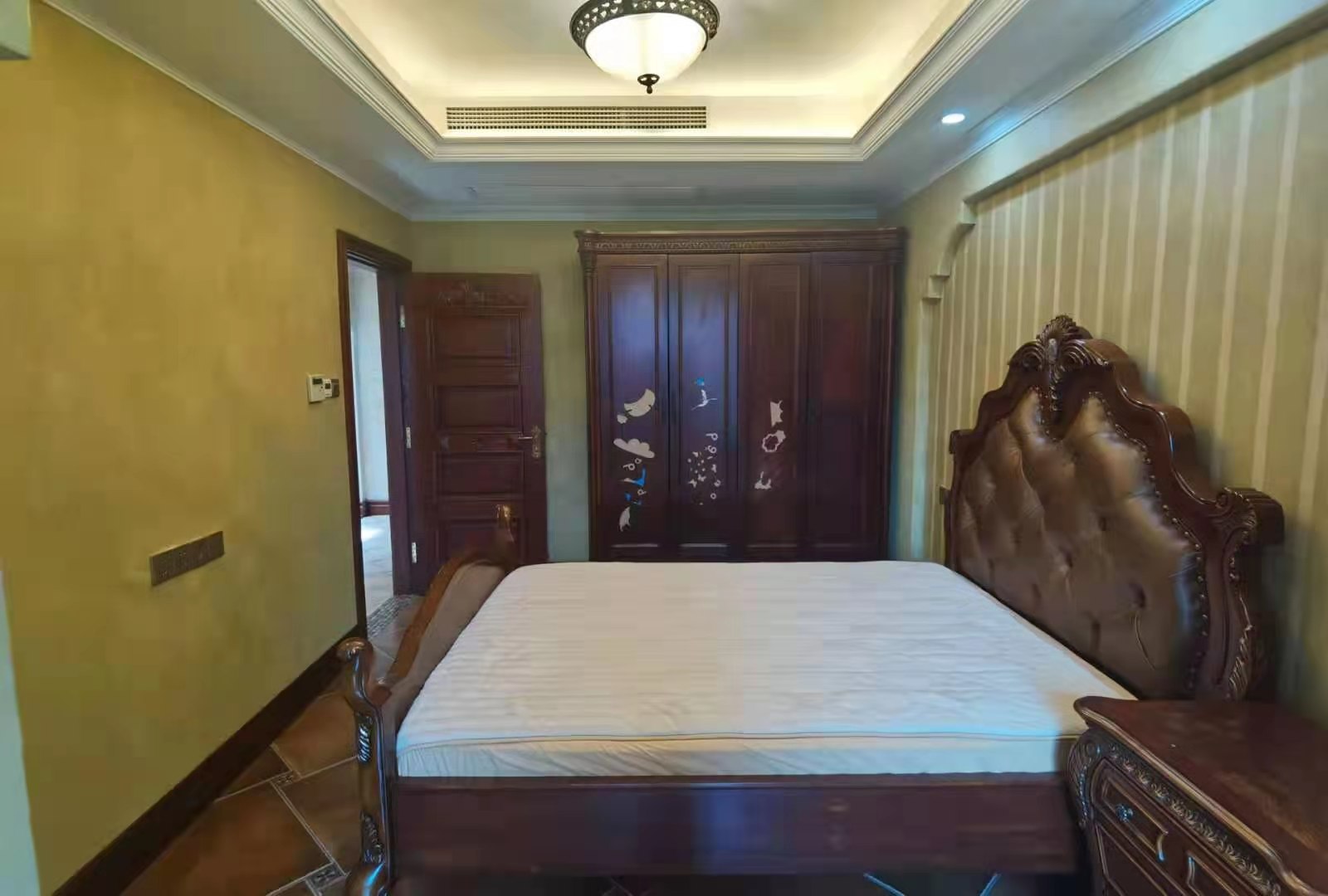 海韵天城 5室2厅4卫 388.0万 海韵天城 5室2厅4卫 388.0万客厅