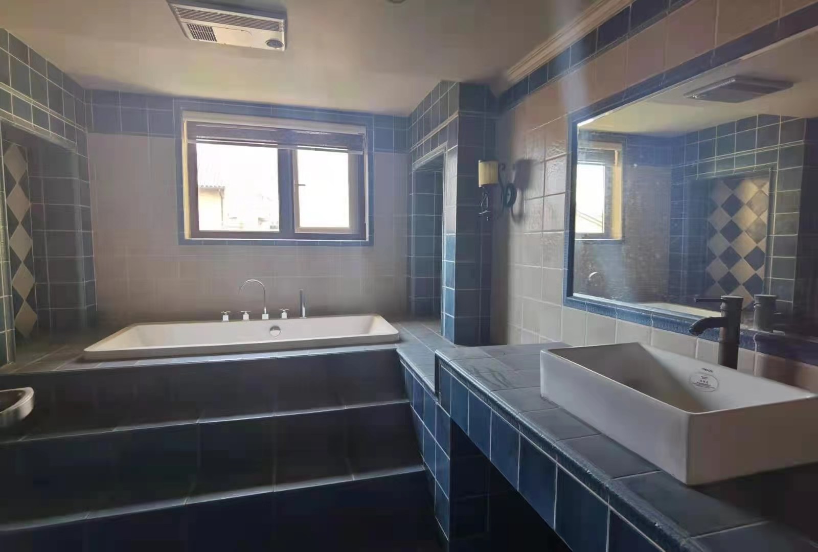 海韵天城 5室2厅4卫 388.0万 海韵天城 5室2厅4卫 388.0万客厅