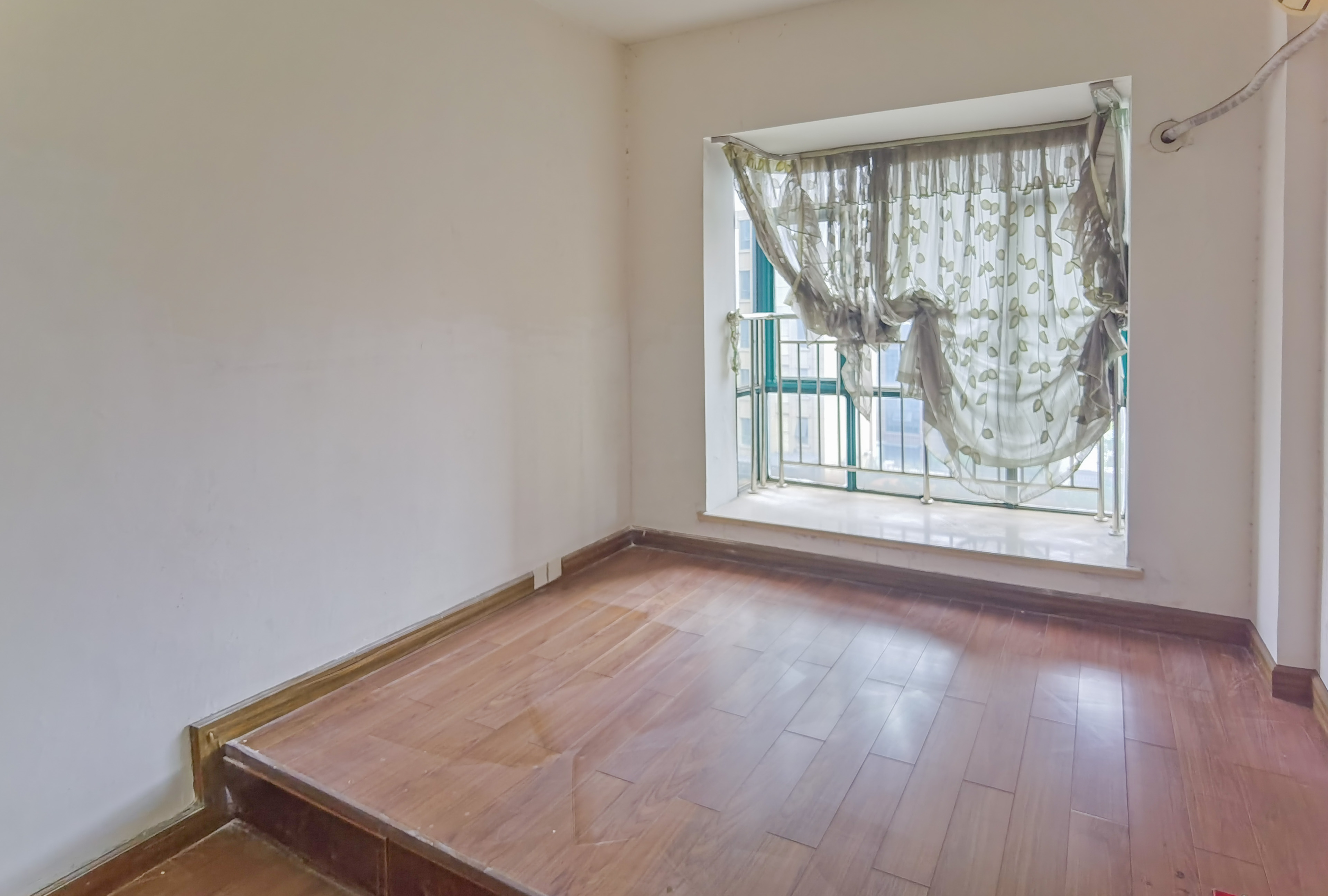 海创明珠花园 4室2厅2卫 90.0万 海创明珠花园 4室2厅2卫 90.0万客厅