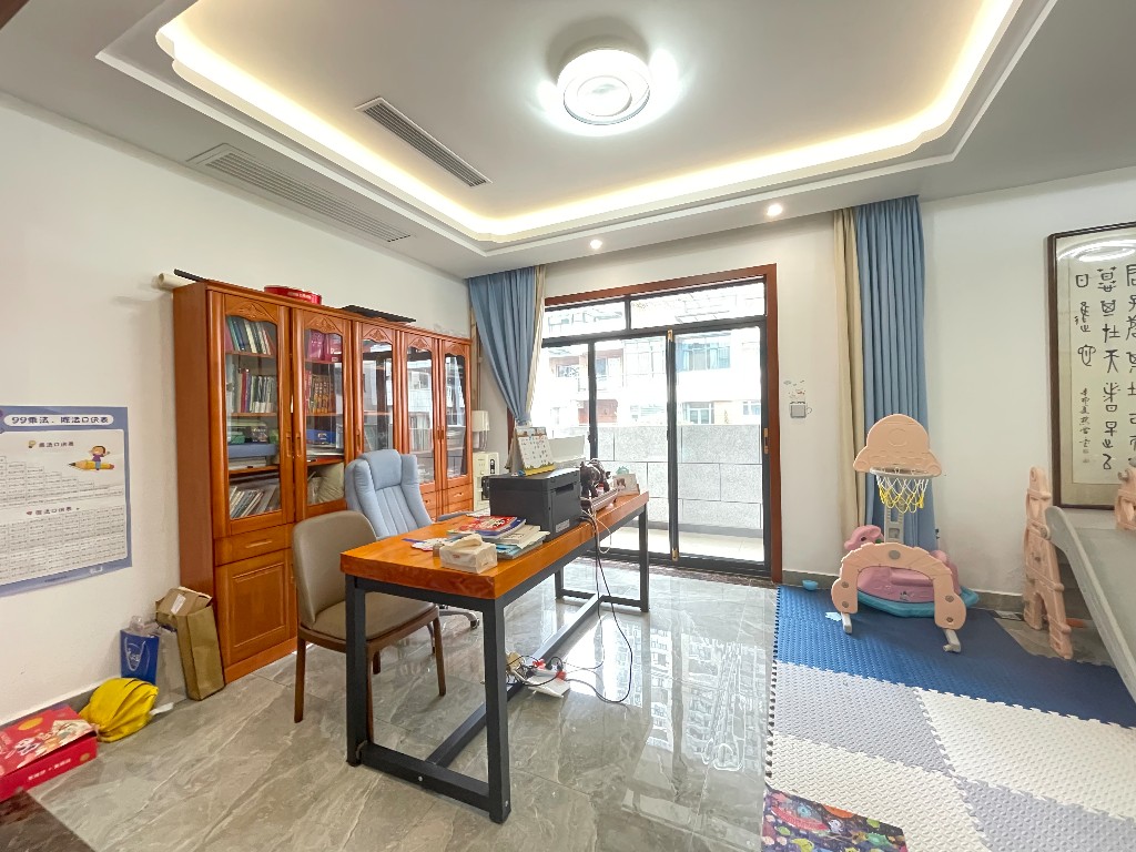 美的城一期 5室3厅1卫 309.0万 美的城一期 5室3厅1卫 309.0万客厅