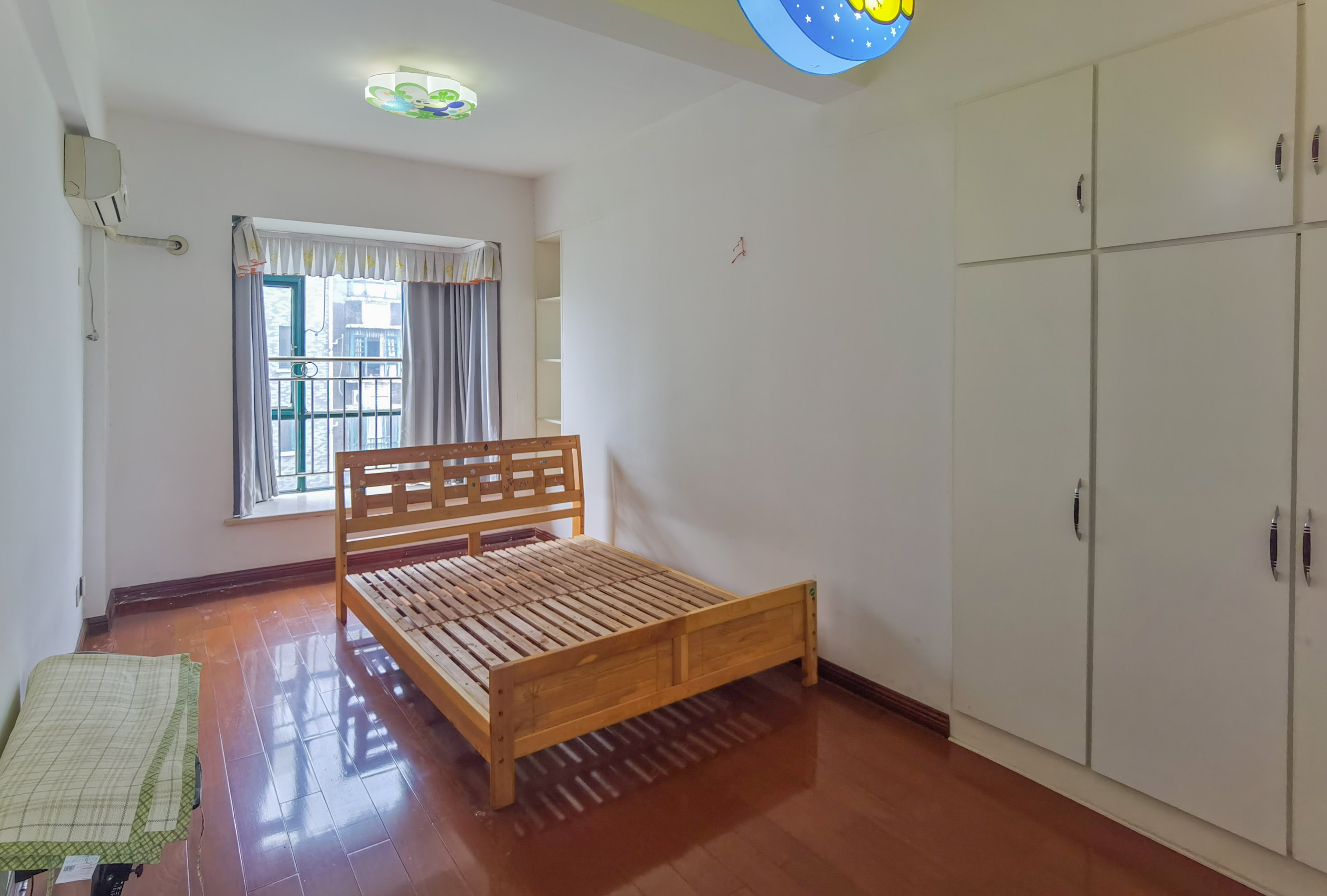 海创明珠花园 4室2厅2卫 90.0万 海创明珠花园 4室2厅2卫 90.0万客厅