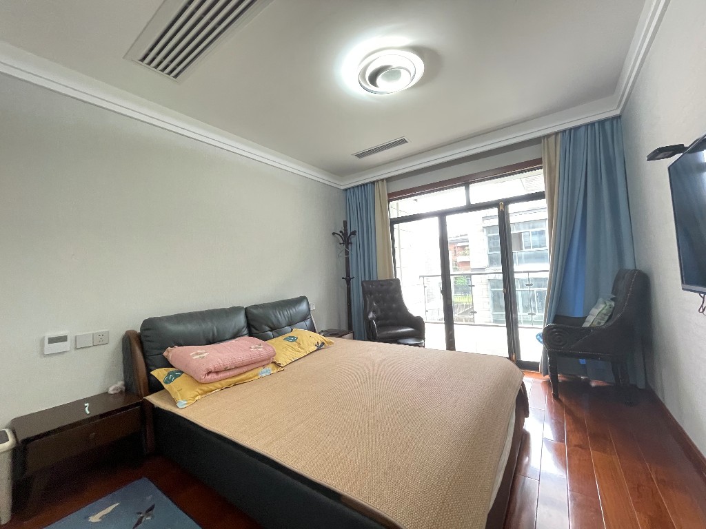 美的城一期 5室3厅1卫 309.0万 美的城一期 5室3厅1卫 309.0万客厅