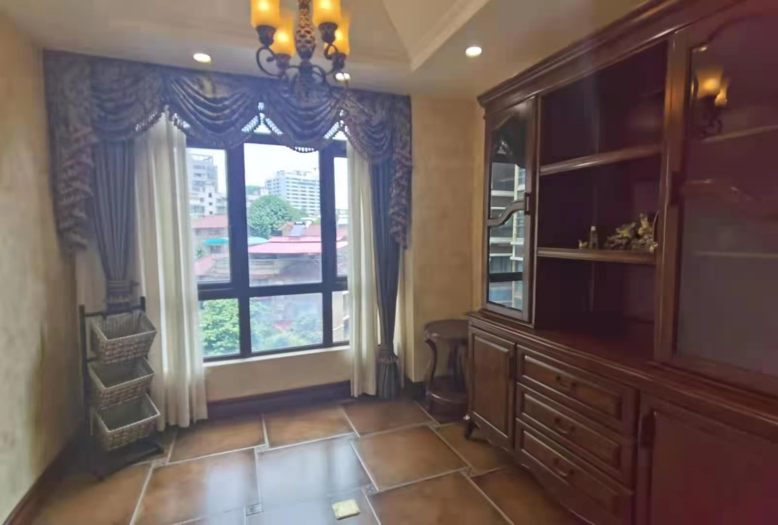 海韵天城 5室2厅4卫 388.0万 海韵天城 5室2厅4卫 388.0万客厅