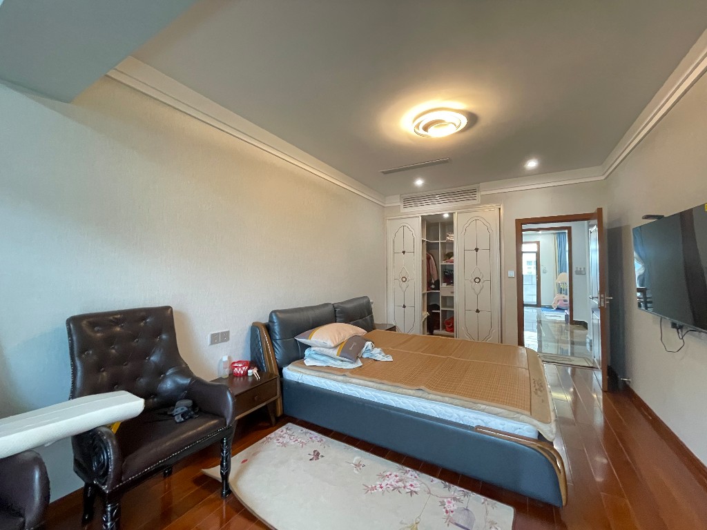 美的城一期 5室3厅1卫 309.0万 美的城一期 5室3厅1卫 309.0万客厅