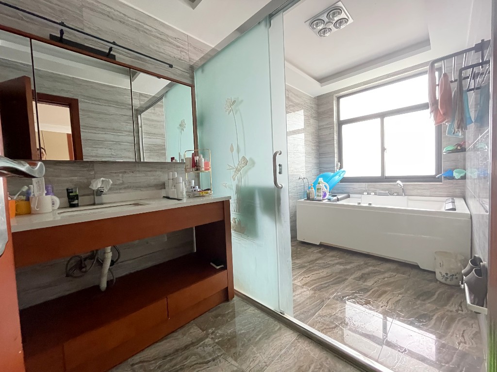 美的城一期 5室3厅1卫 309.0万 美的城一期 5室3厅1卫 309.0万客厅