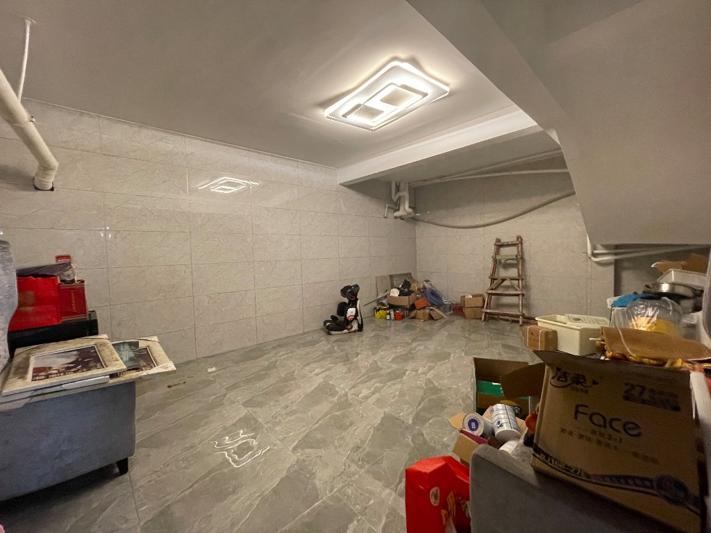 美的城一期 5室3厅1卫 309.0万 美的城一期 5室3厅1卫 309.0万客厅