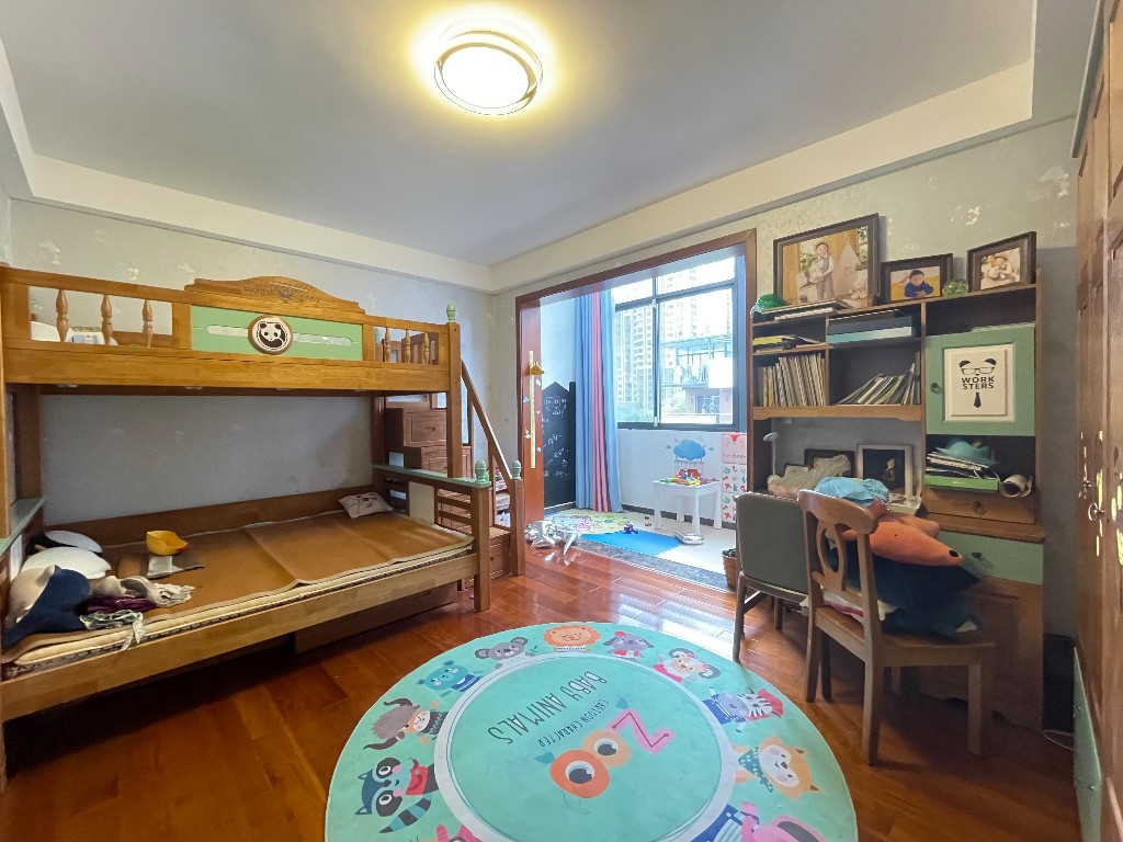 美的城一期 5室3厅1卫 309.0万 美的城一期 5室3厅1卫 309.0万客厅