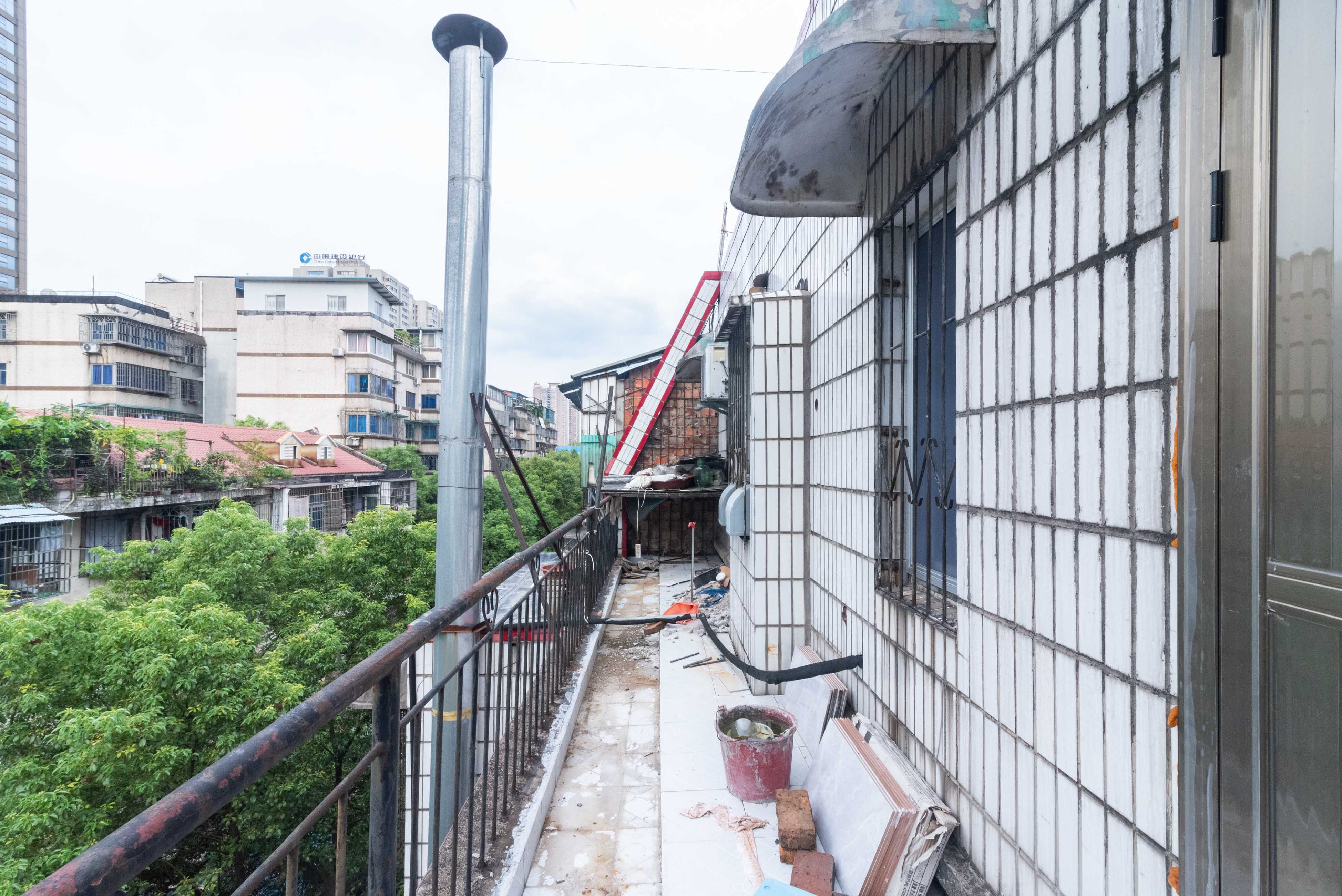 人民新村鸿基公寓  3室1厅1卫    66.5万阳台